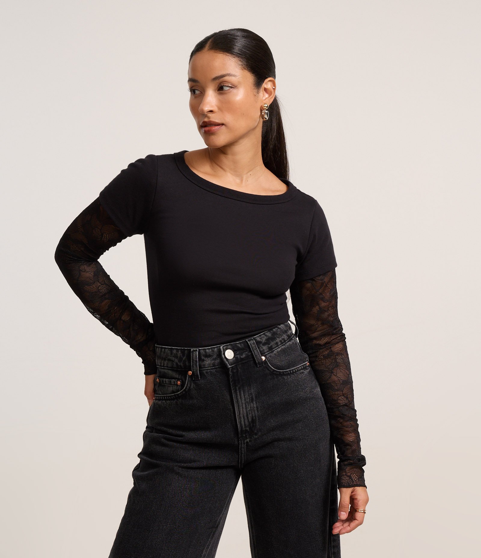 Blusa em Ribana Sobreposta com Manga Longa em Renda Preto 1