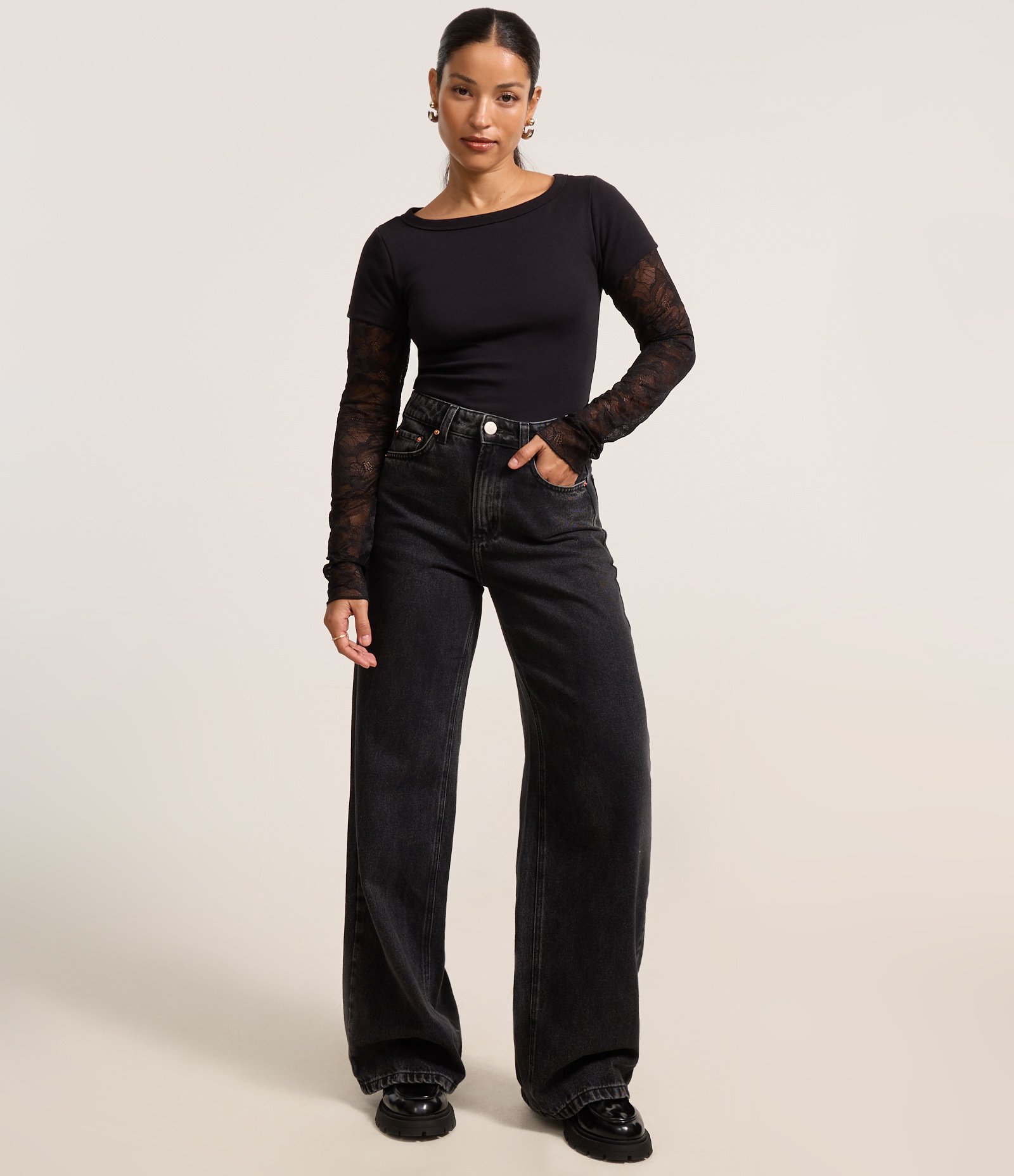 Blusa em Ribana Sobreposta com Manga Longa em Renda Preto 2