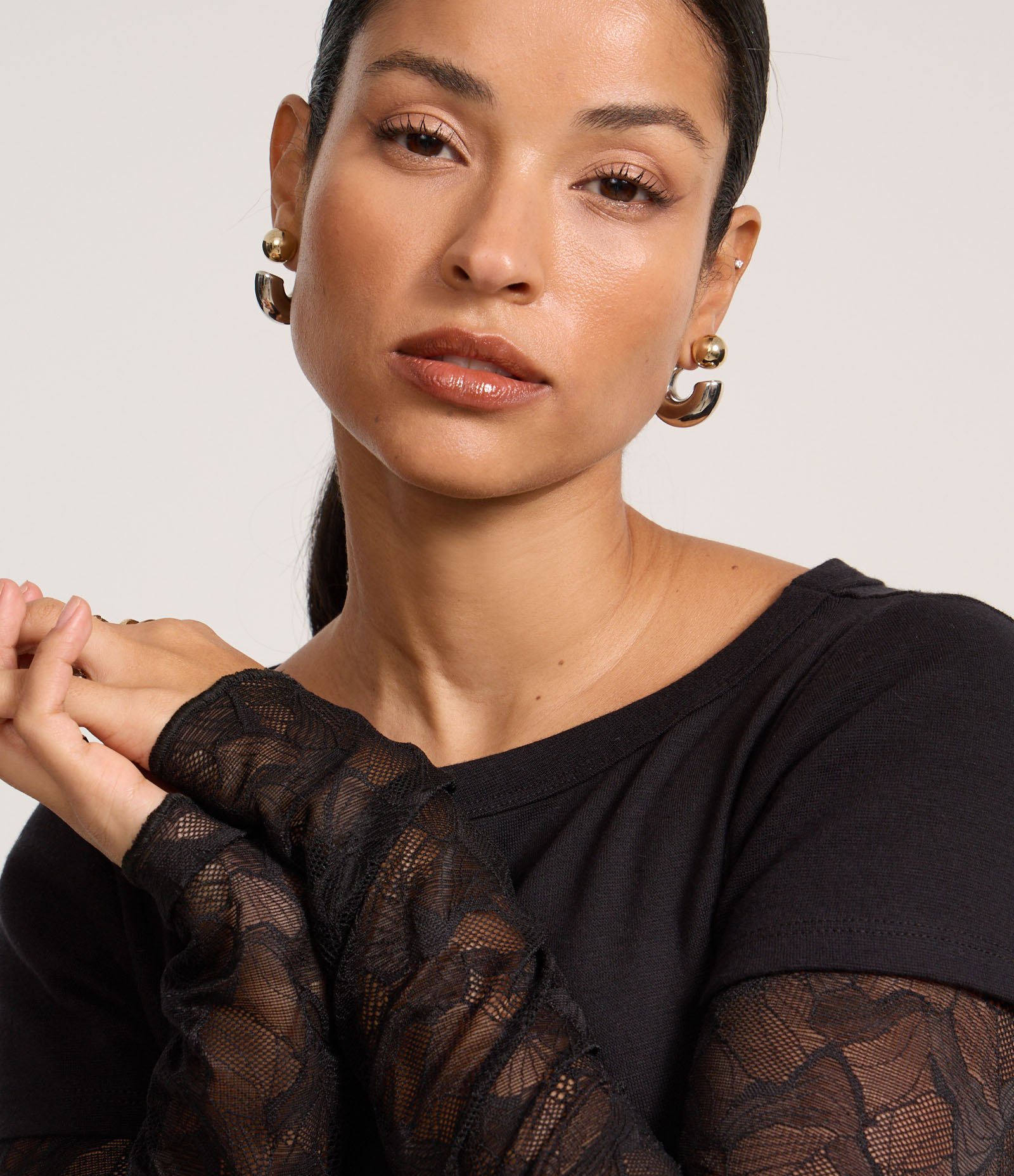 Blusa em Ribana Sobreposta com Manga Longa em Renda Preto 3