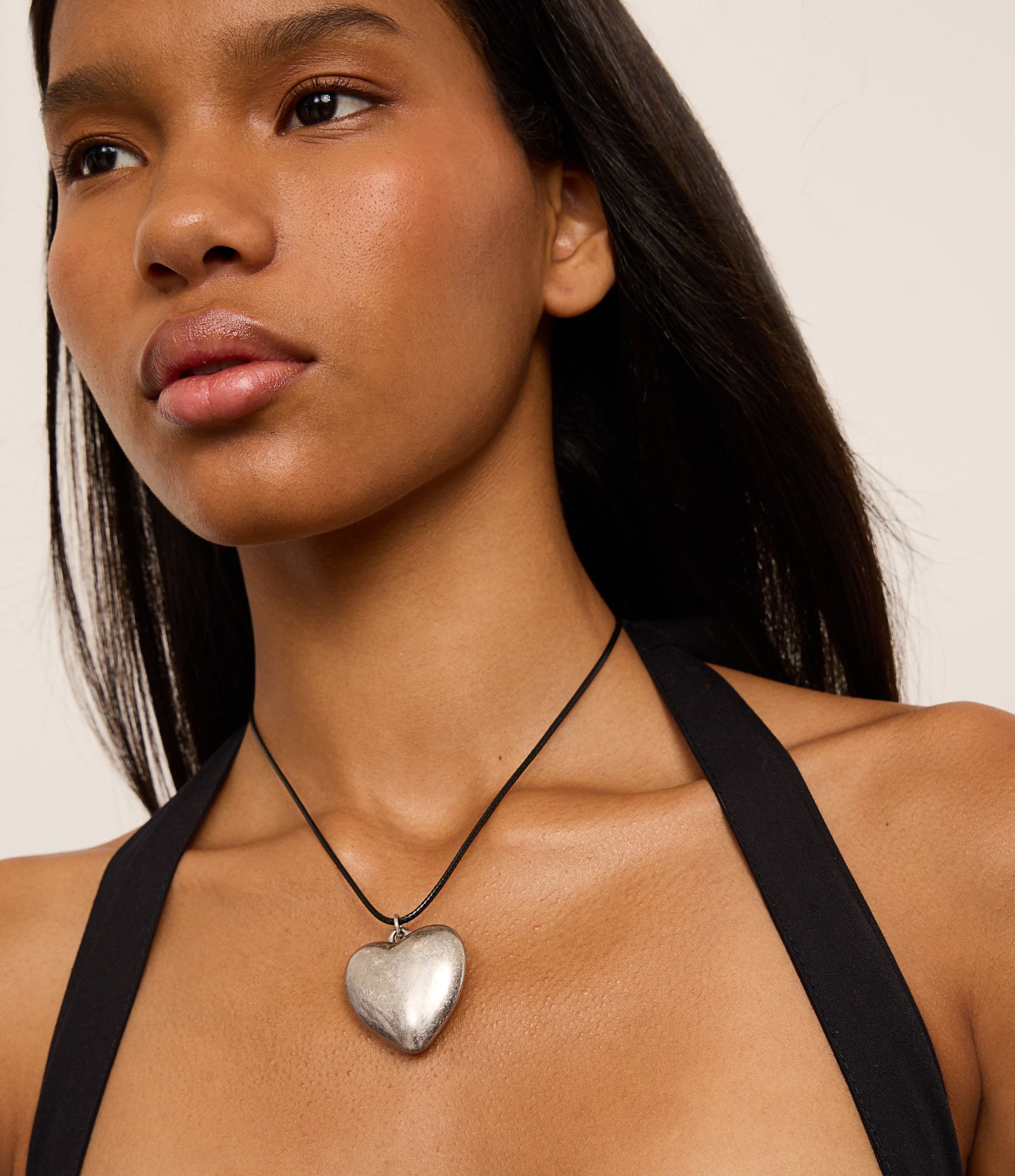 Colar Curto com Cordão Encerado e Pingente de Coração Escovado Preto/Prata 1