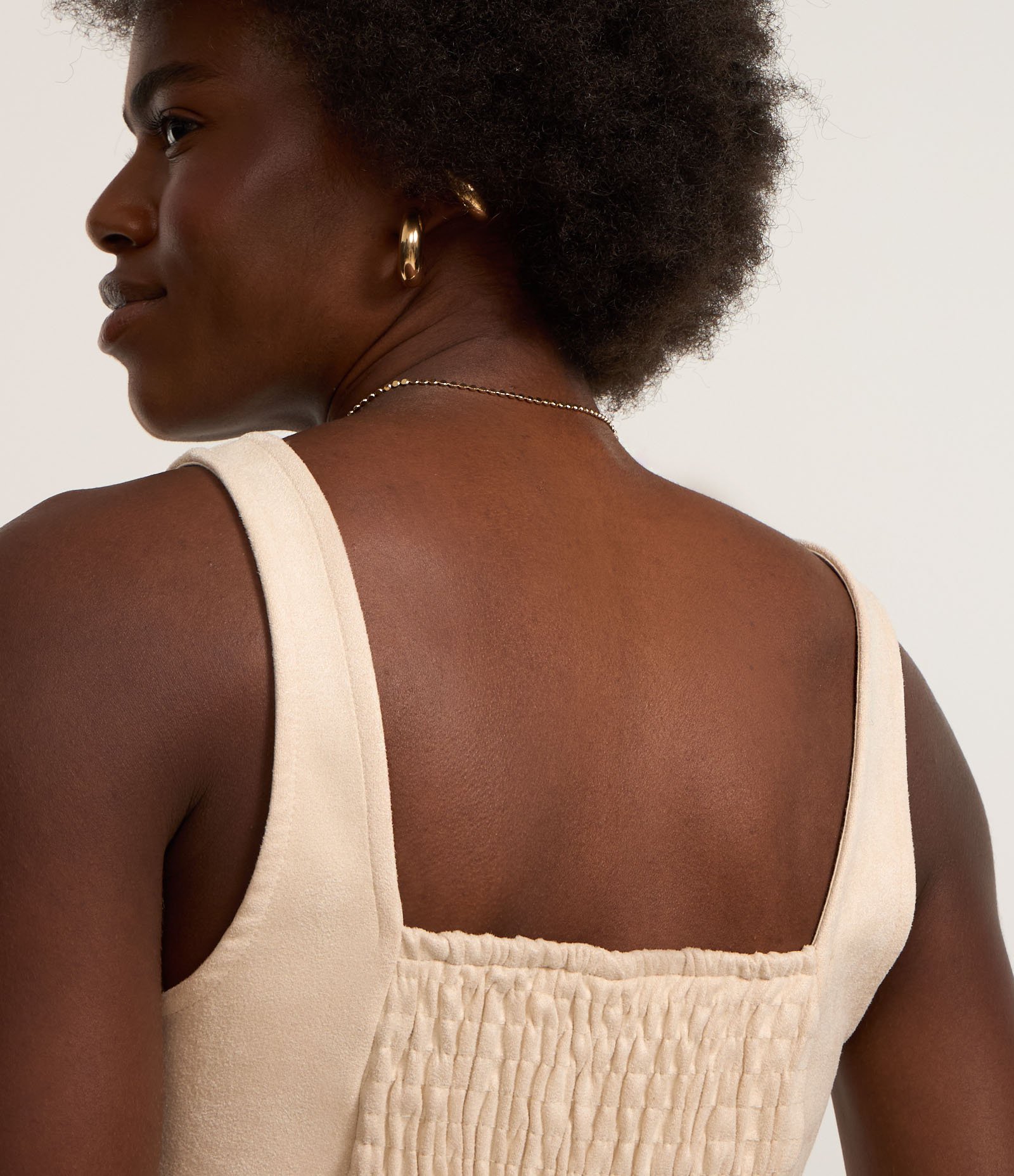 Blusa Cropped em Suede com Recortes e Lastex nas Costas Bege 3