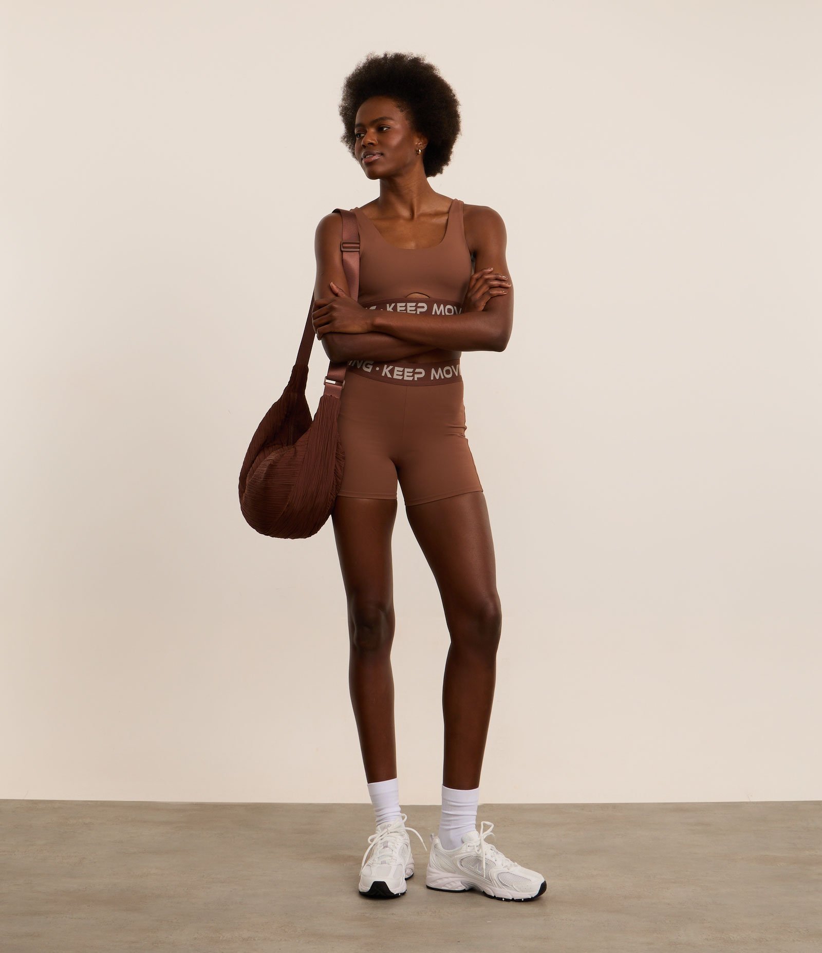 Bermuda Crossfiteira em Microfibra com Cós Elástico Keep Moving Marrom 1