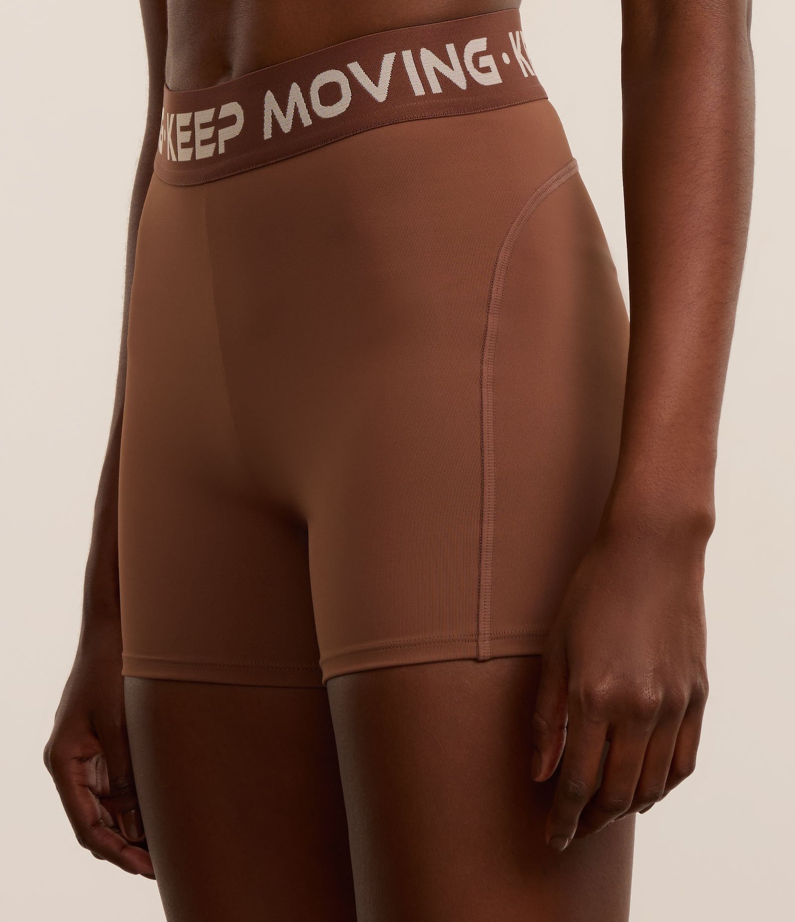 Bermuda Crossfiteira em Microfibra com Cós Elástico Keep Moving Marrom 2