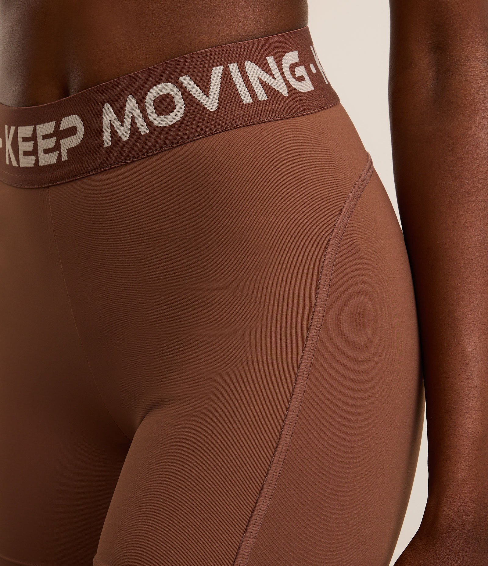 Bermuda Crossfiteira em Microfibra com Cós Elástico Keep Moving Marrom 3
