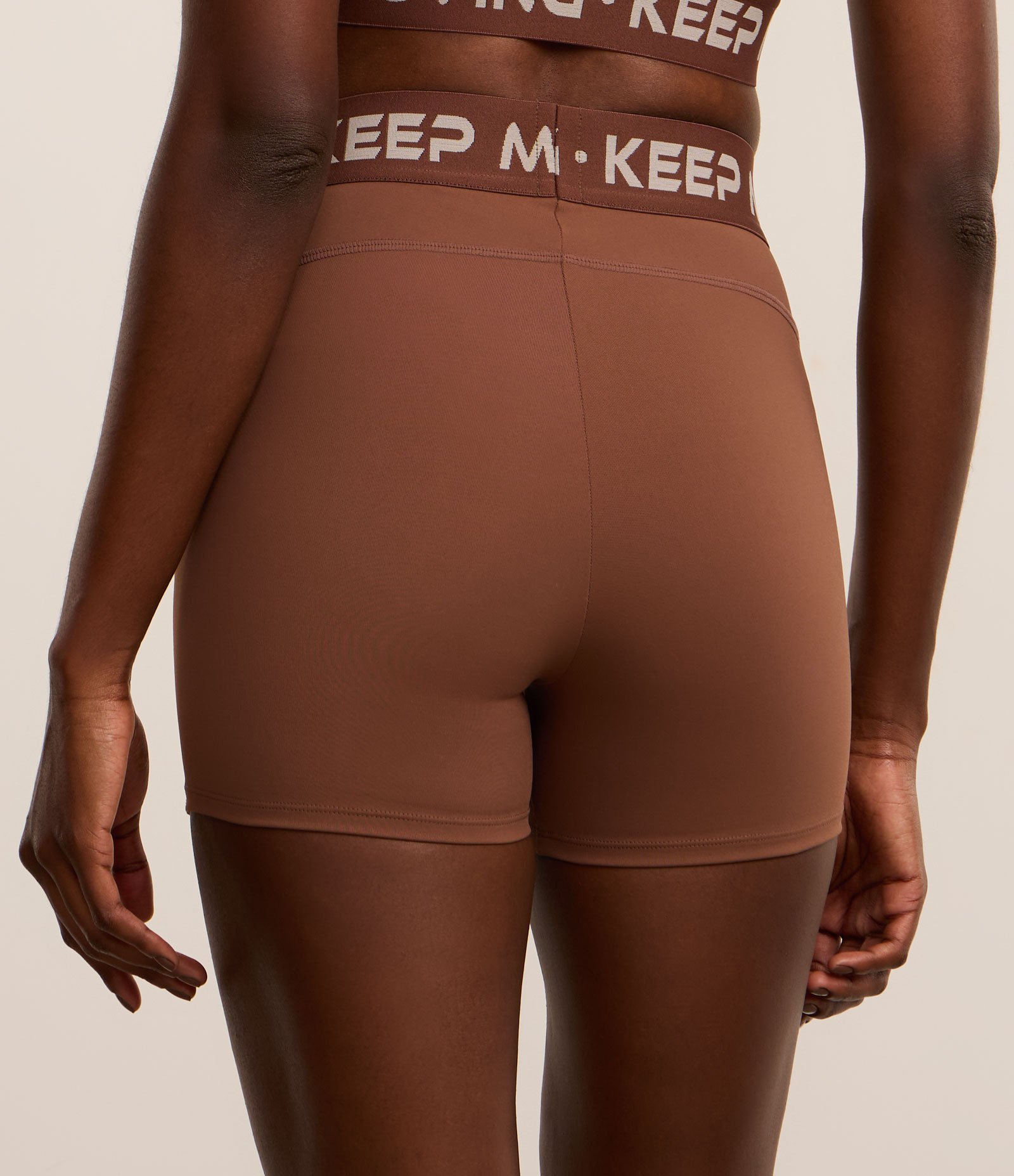 Bermuda Crossfiteira em Microfibra com Cós Elástico Keep Moving Marrom 4