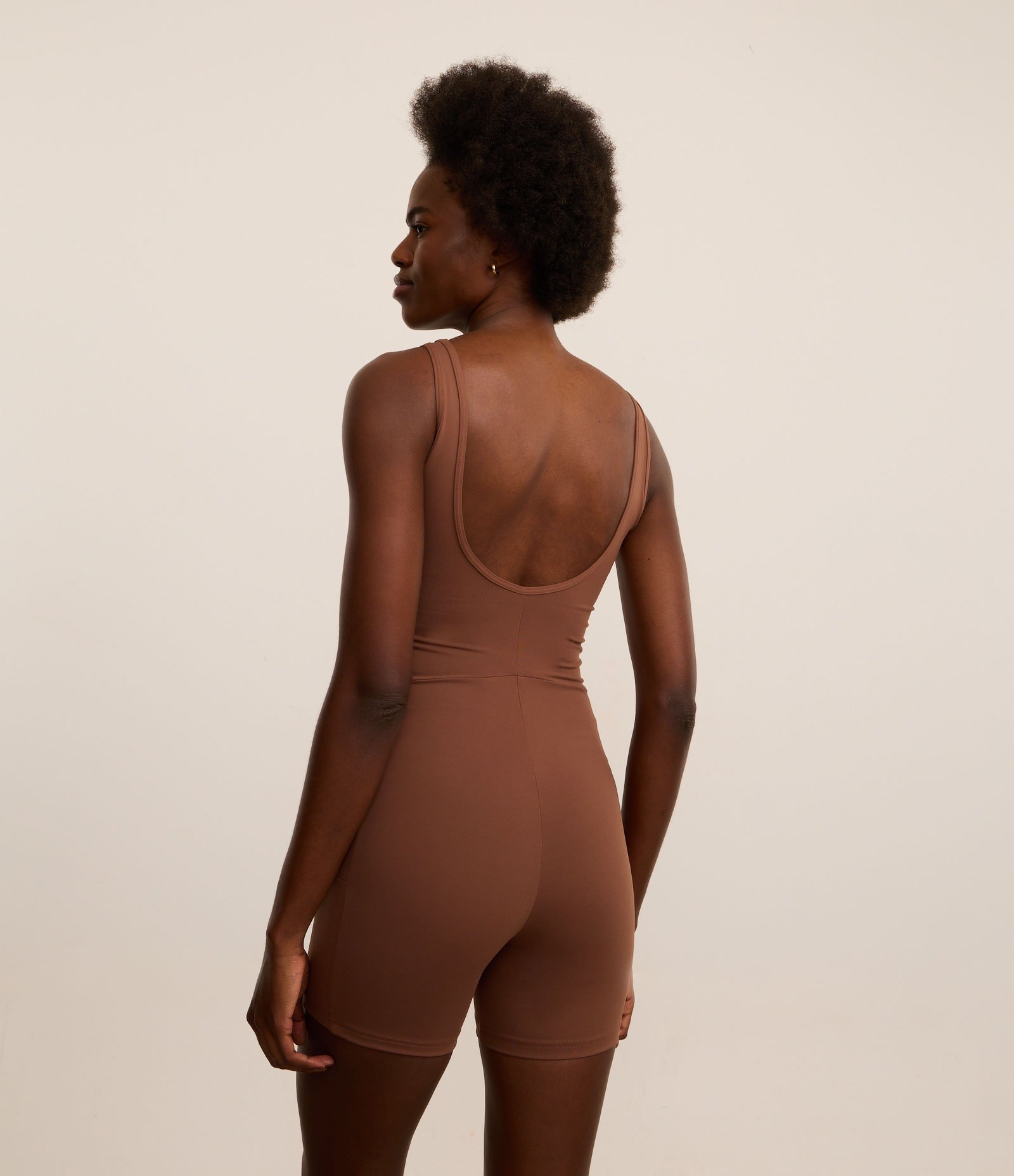 Macaquinho Esportivo em Microfibra com Bolsos Marrom 4