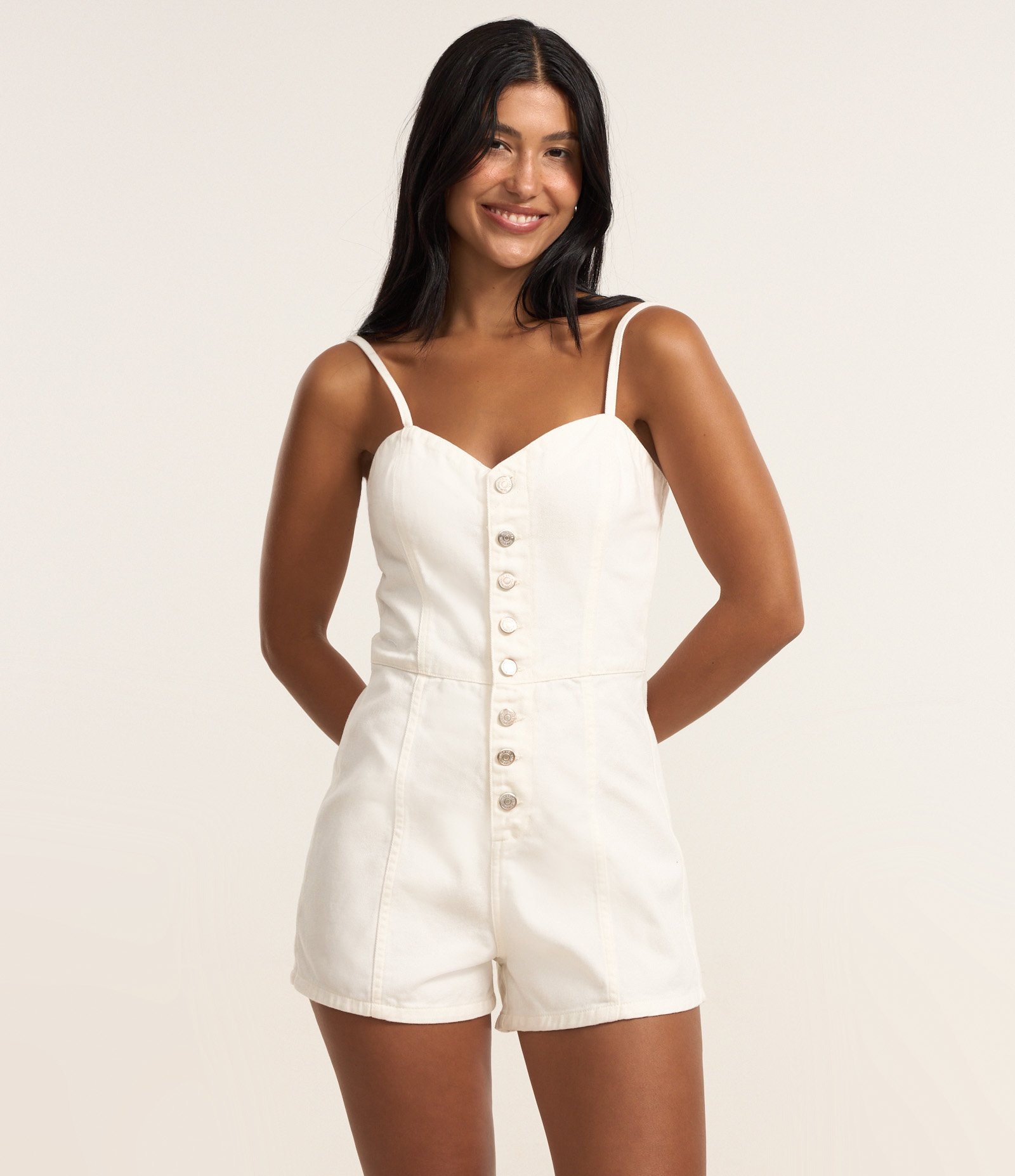 Macaquinho Curto em Sarja com Alcinha e Decote Coração Branco 2