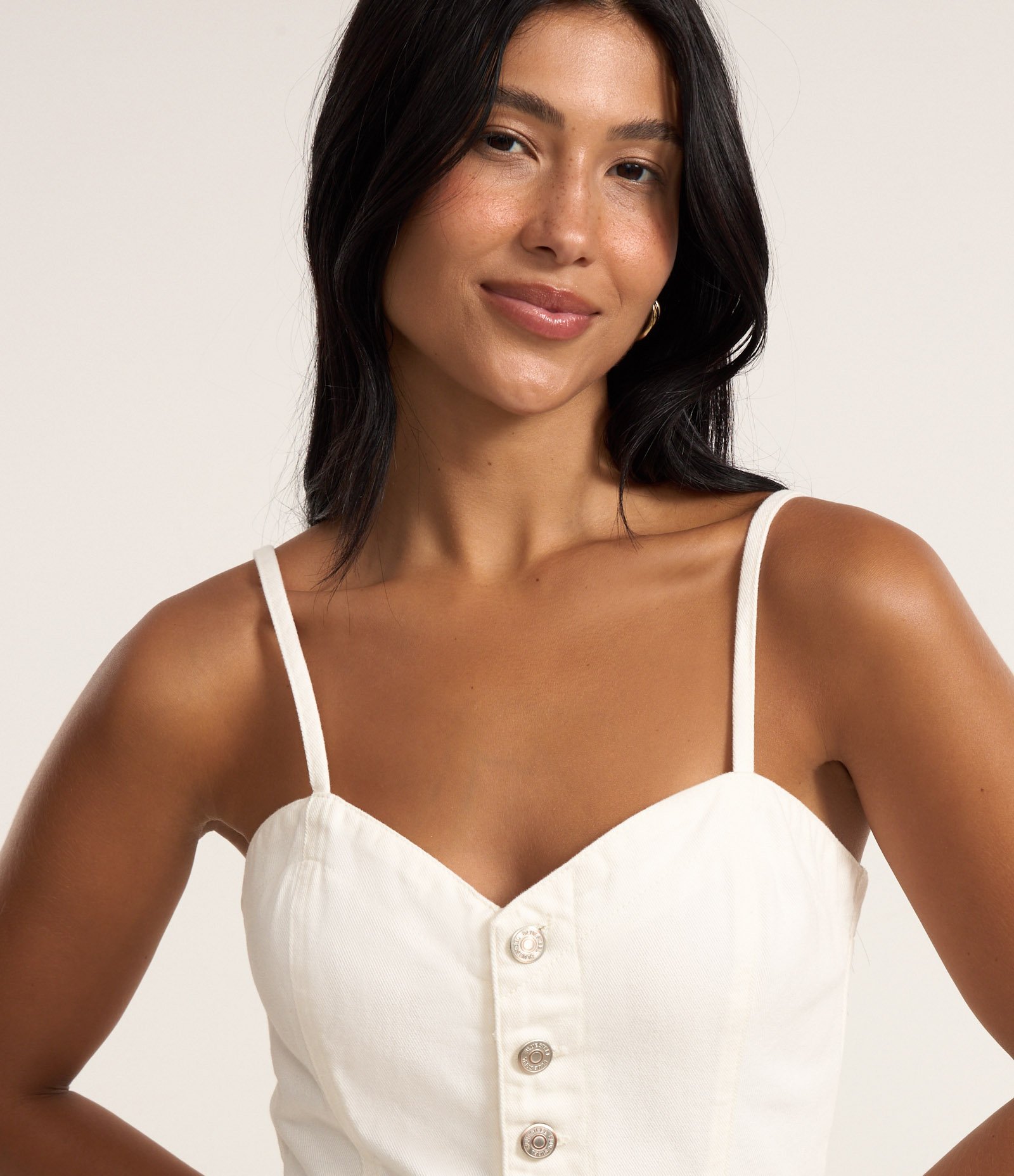 Macaquinho Curto em Sarja com Alcinha e Decote Coração Branco 3