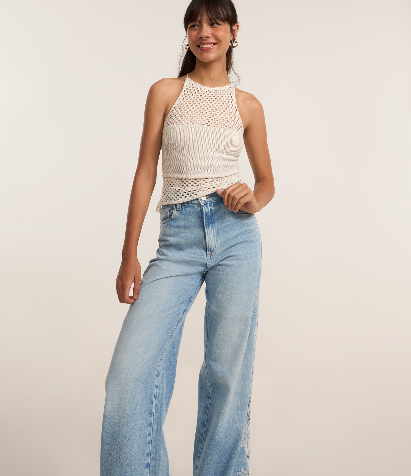 Calça Wide Leg em Jeans com Bordado Floral Lateral Azul 2