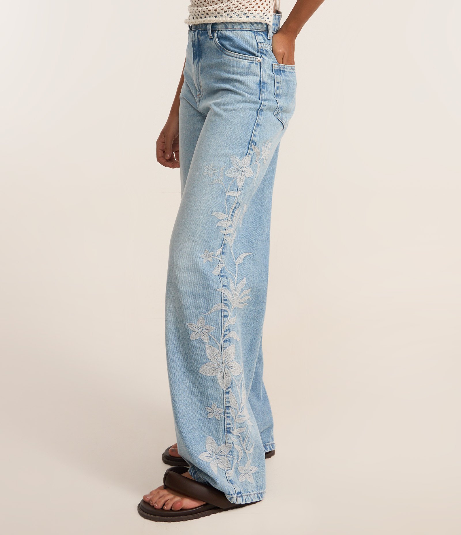 Calça Wide Leg em Jeans com Bordado Floral Lateral Azul 3