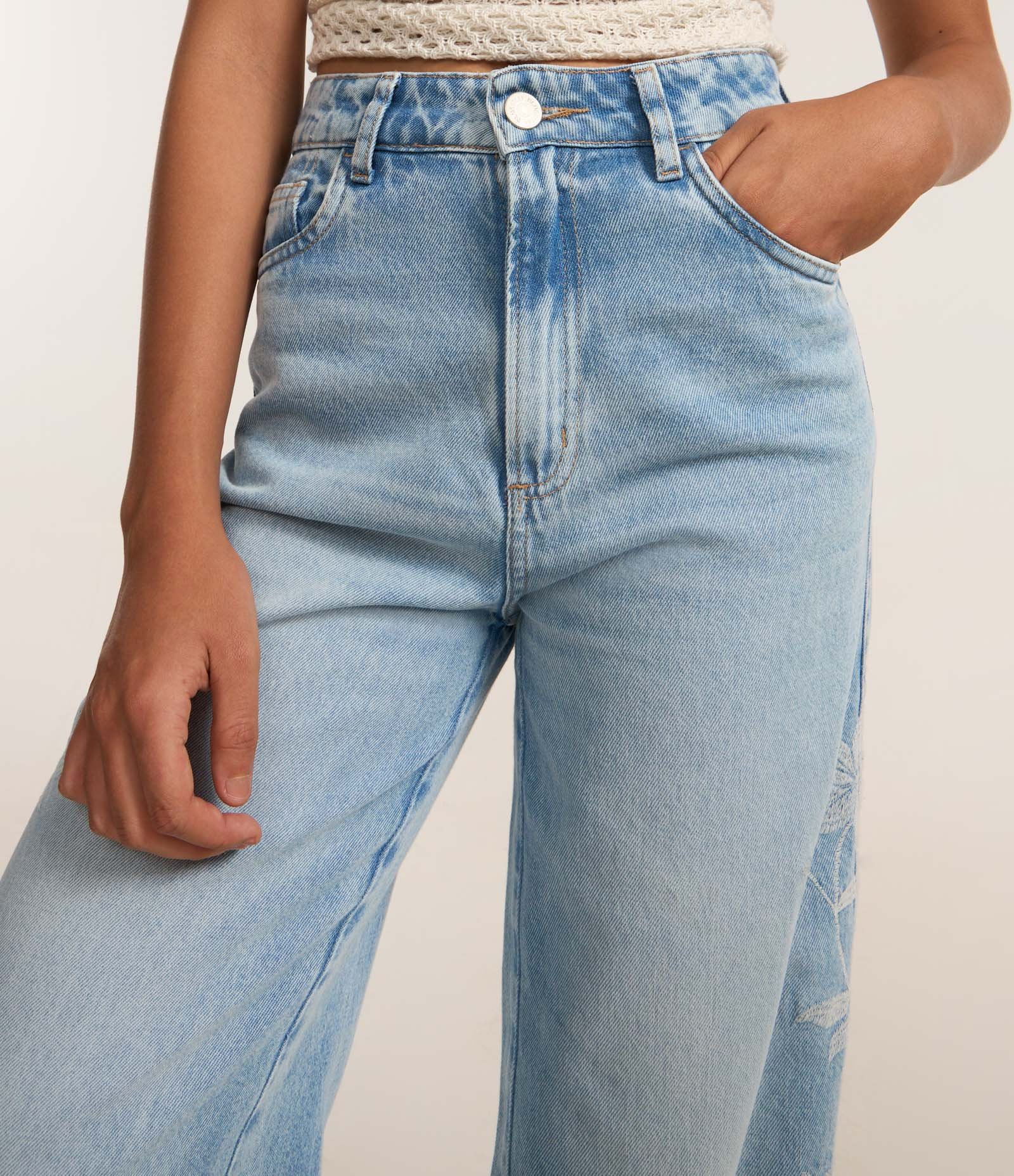 Calça Wide Leg em Jeans com Bordado Floral Lateral Azul 4