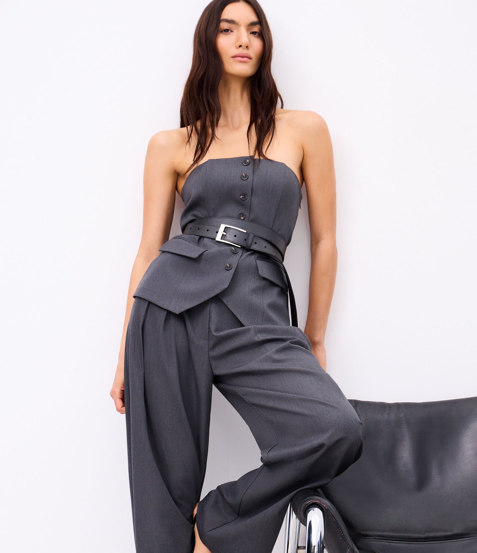 Colete Alfaiatado Sem Alça com Botões e Barra V Cinza 7