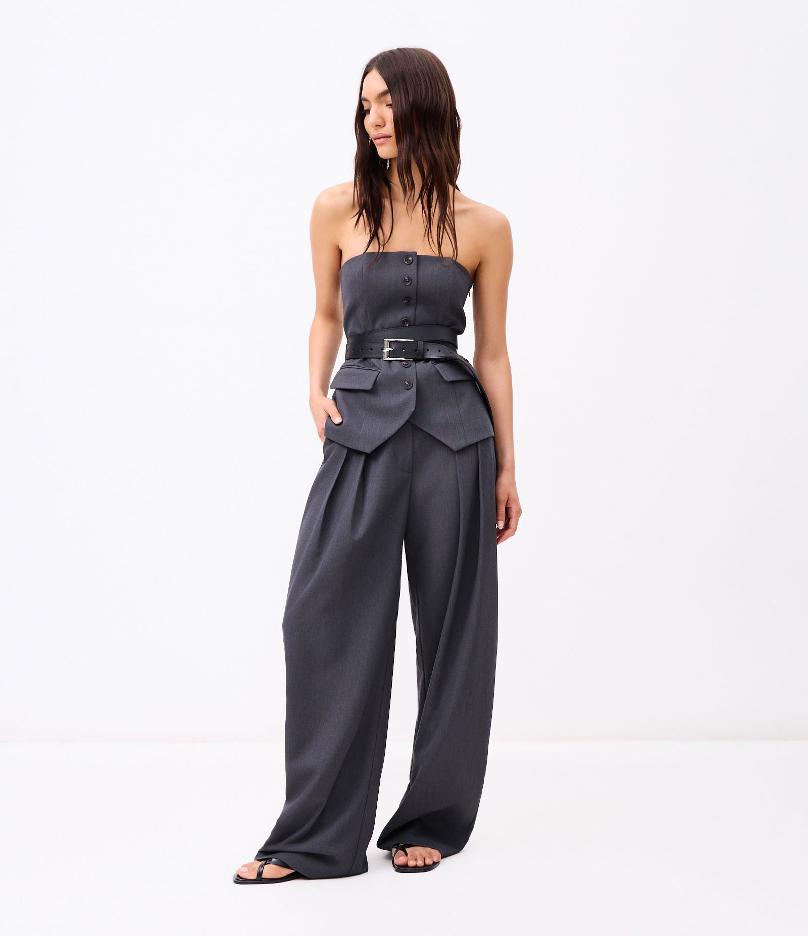 Colete Alfaiatado Sem Alça com Botões e Barra V Cinza 3