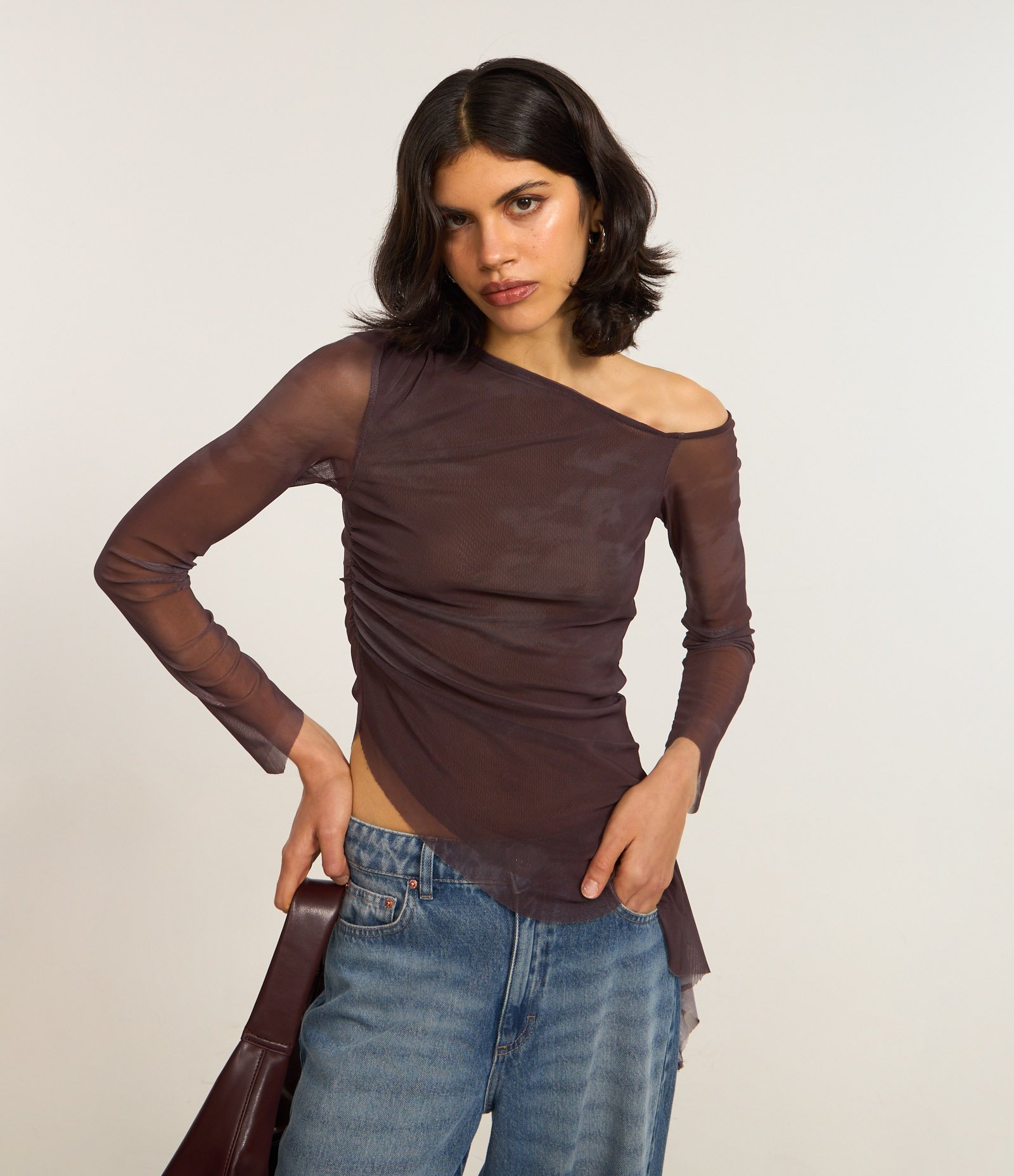 Blusa em Tule com Ponta Lateral e Estampa Abstrata Marrom 1