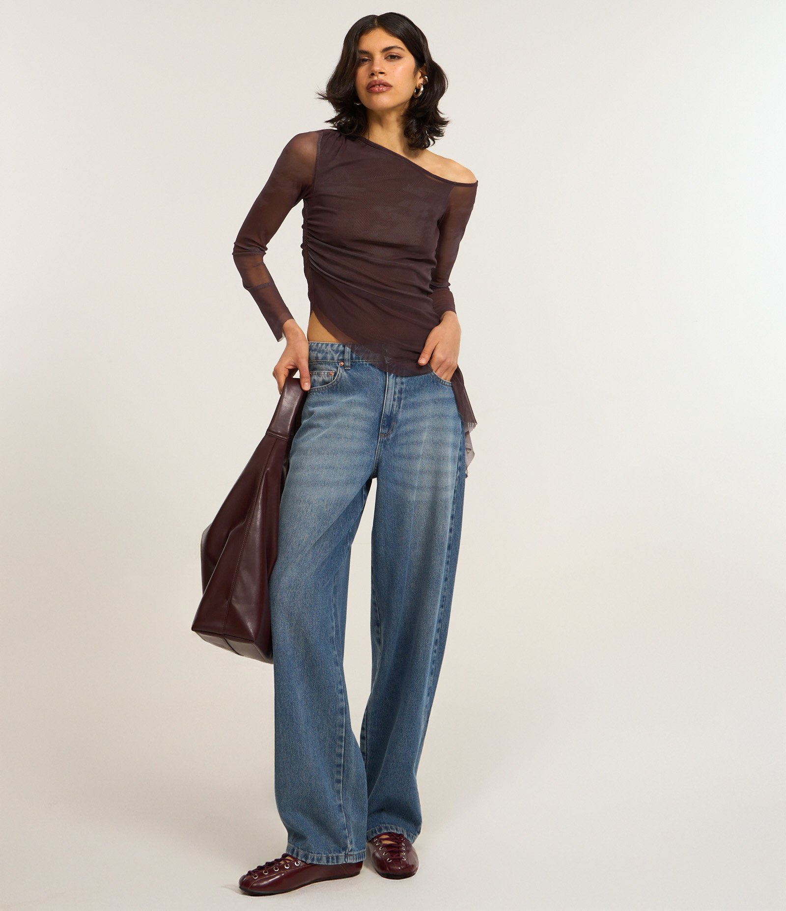 Blusa em Tule com Ponta Lateral e Estampa Abstrata Marrom 2