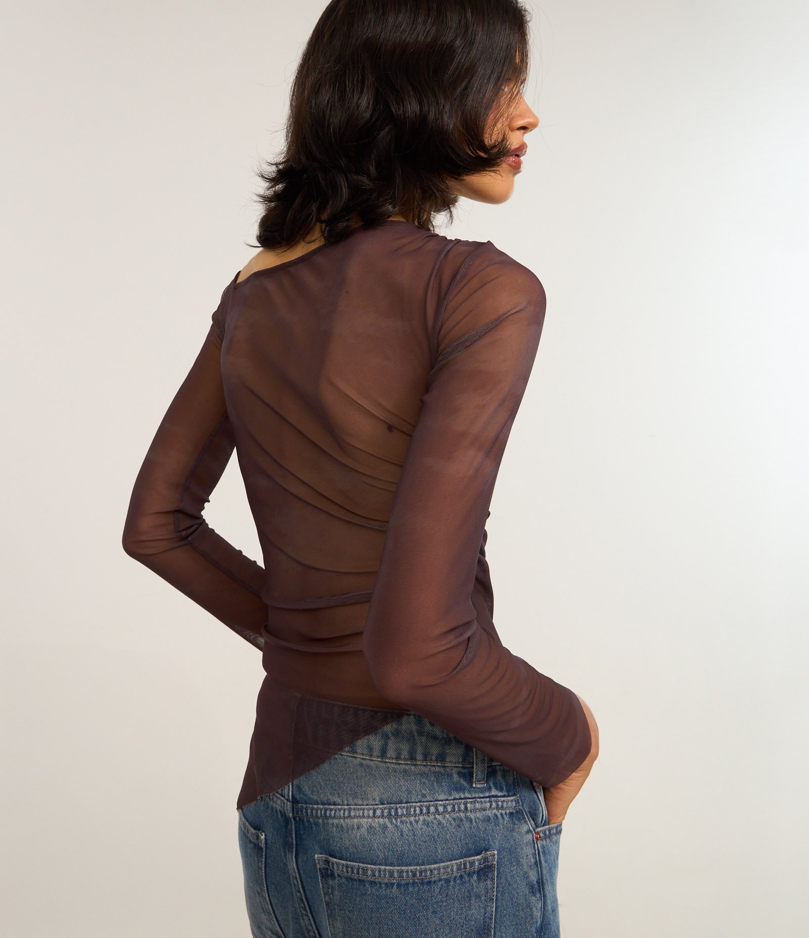 Blusa em Tule com Ponta Lateral e Estampa Abstrata Marrom 4