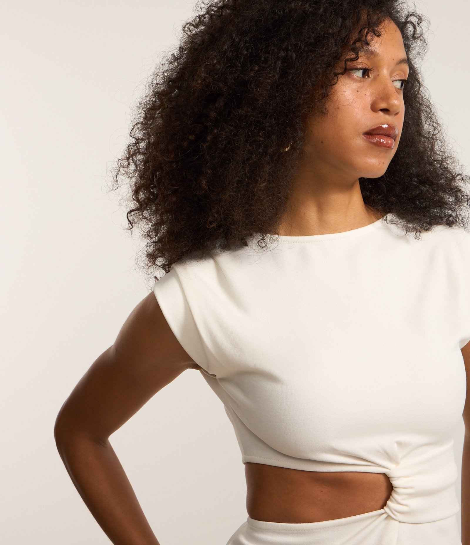 Blusa em Ponto Roma com Recorte Lateral e Pregas nos Ombros Branco 1