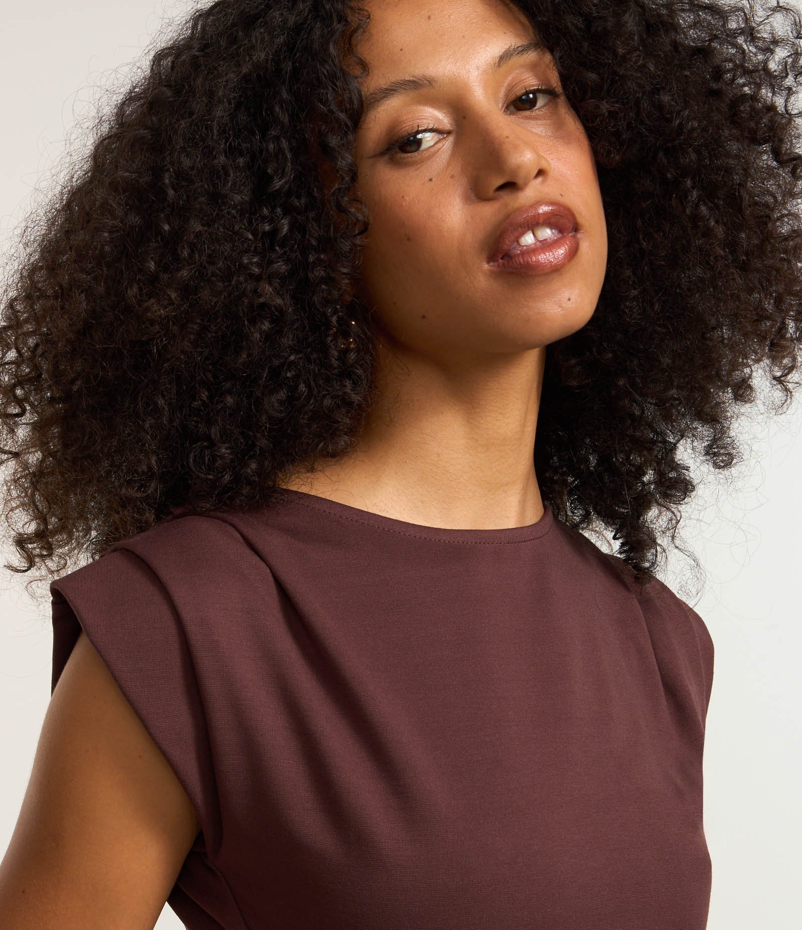 Blusa em Viscose com Pregas nos Ombros Marrom 3