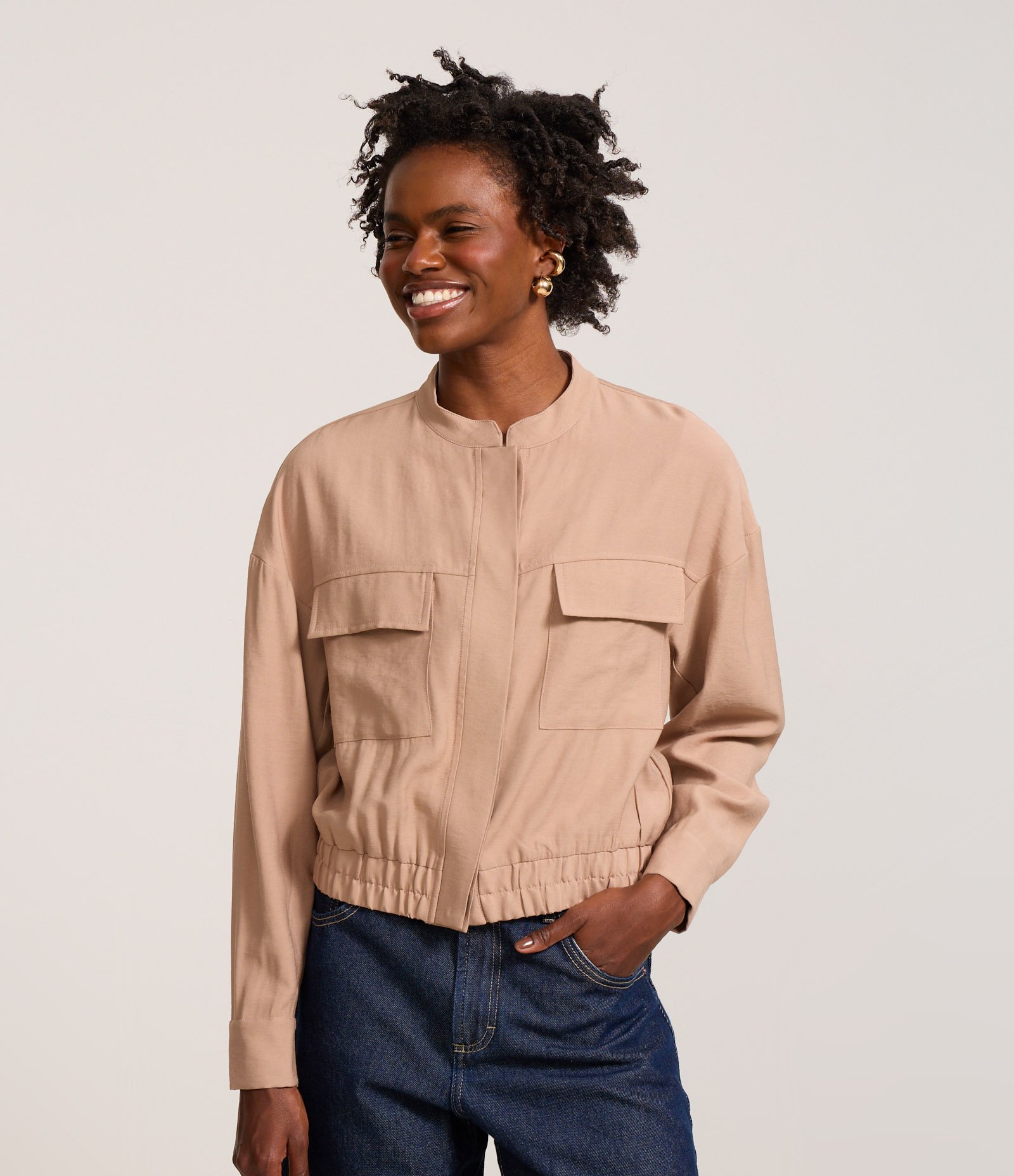 Jaqueta Alfaiatada em Viscose com Gola Padre e Bolsos Cargo Marrom 1