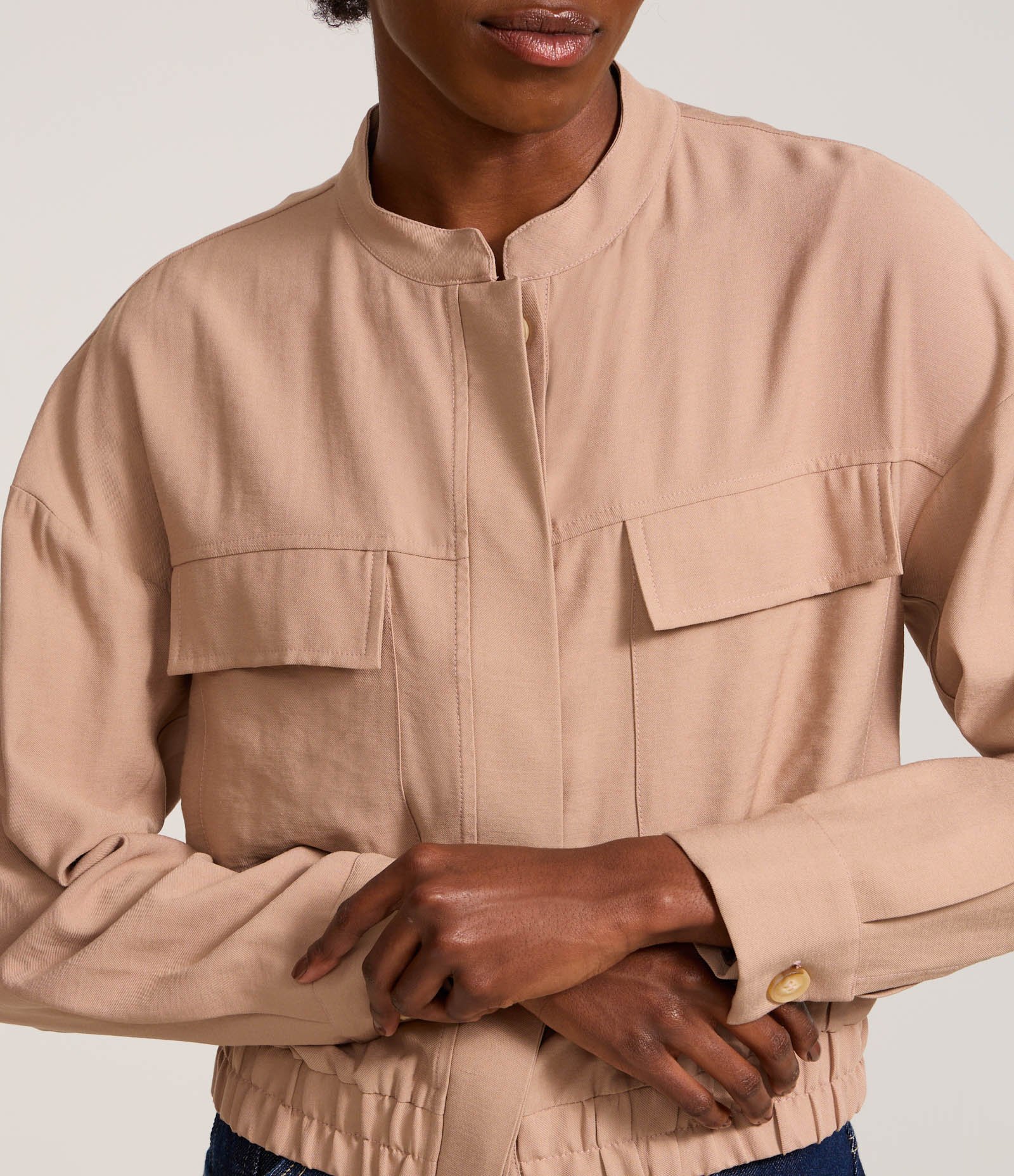 Jaqueta Alfaiatada em Viscose com Gola Padre e Bolsos Cargo Marrom 4