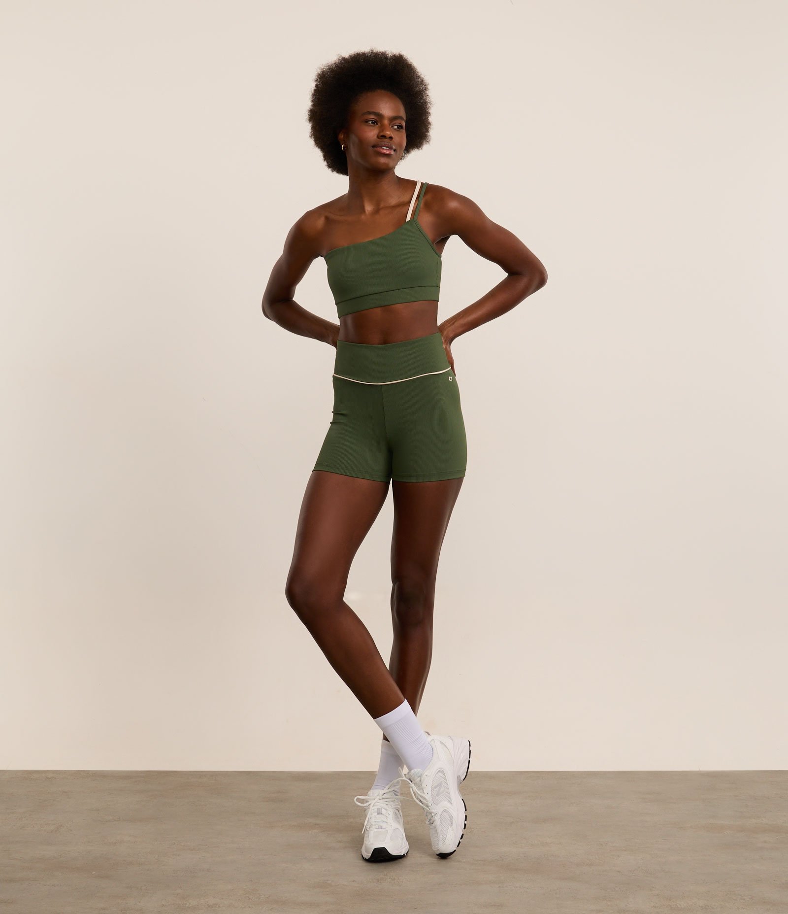 Bermuda Crossfiteira Esportiva em Microfibra Canelada com Friso Contrastante Verde 2