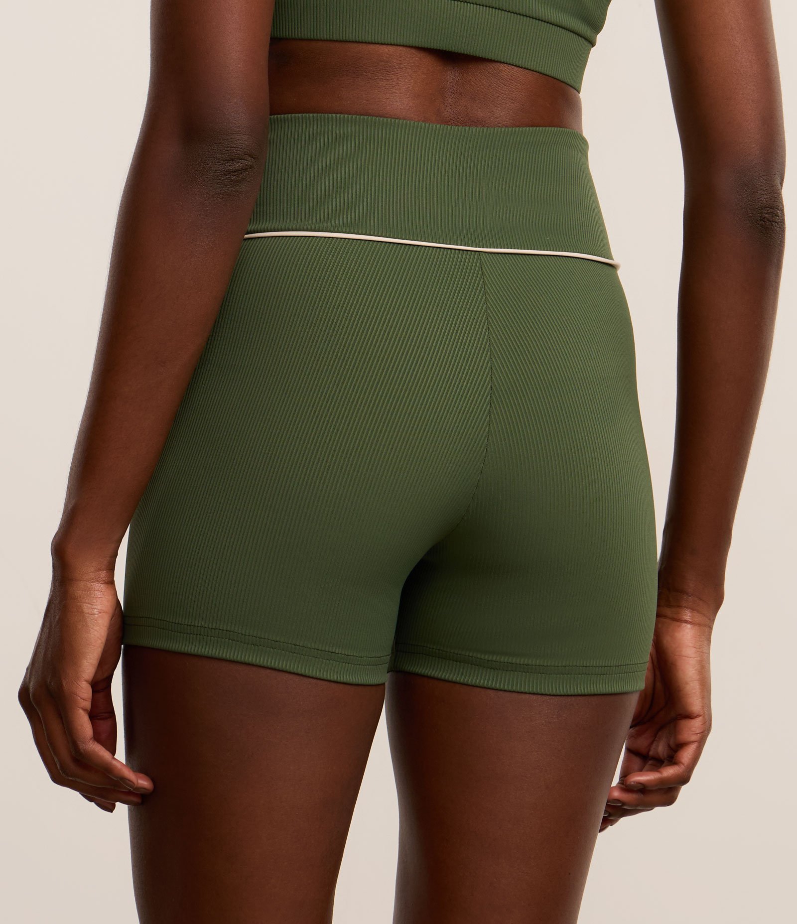 Bermuda Crossfiteira Esportiva em Microfibra Canelada com Friso Contrastante Verde 5