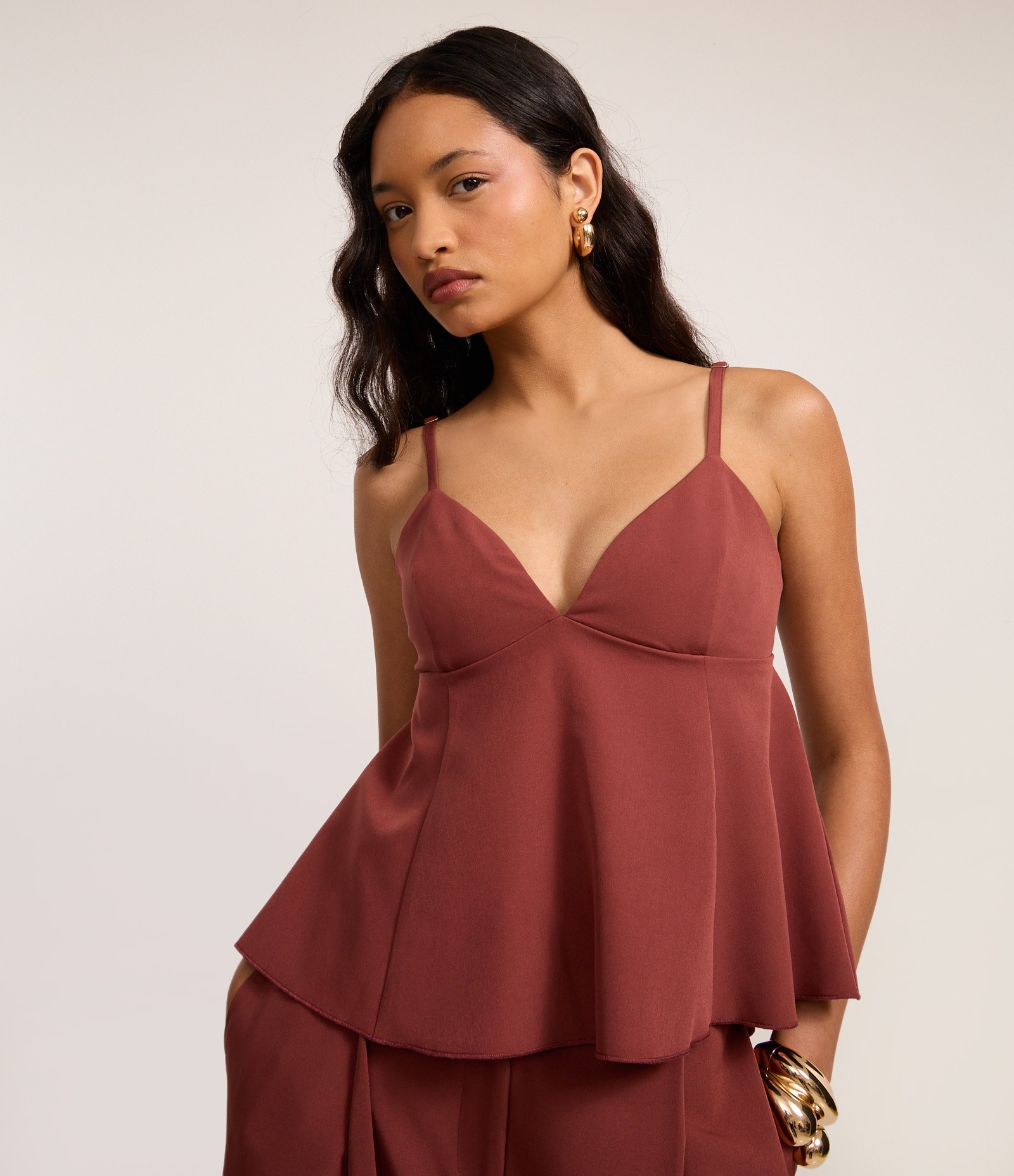 Blusa Sem Manga em Alfaiataria com Decote V e Detalhe Peplum Marrom 1