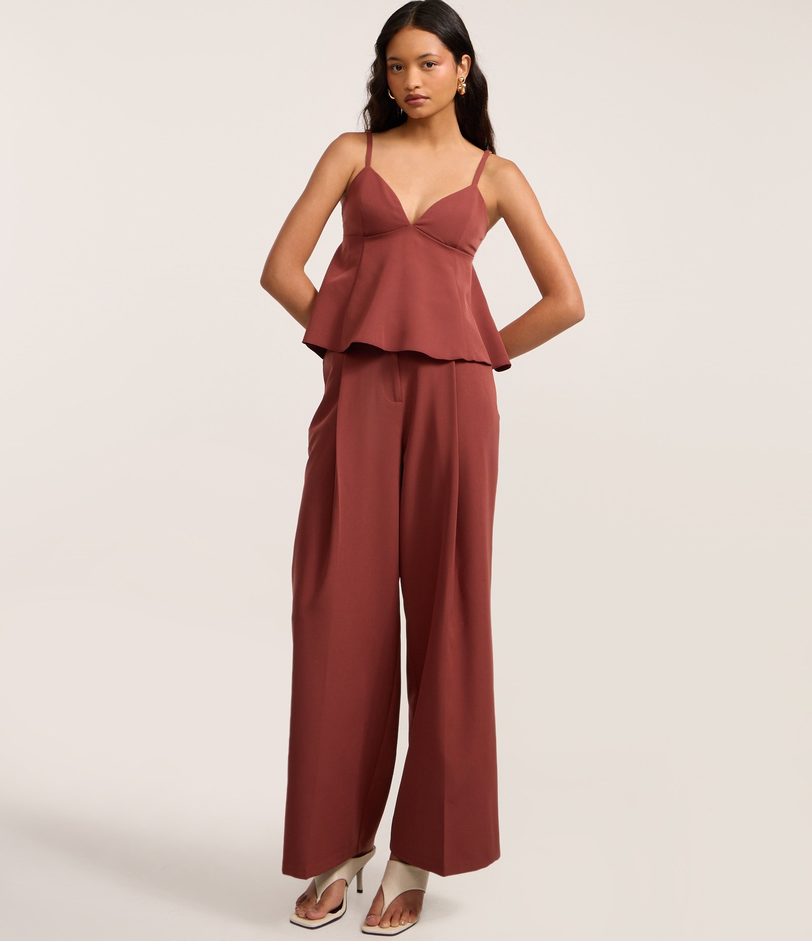 Blusa Sem Manga em Alfaiataria com Decote V e Detalhe Peplum Marrom 2