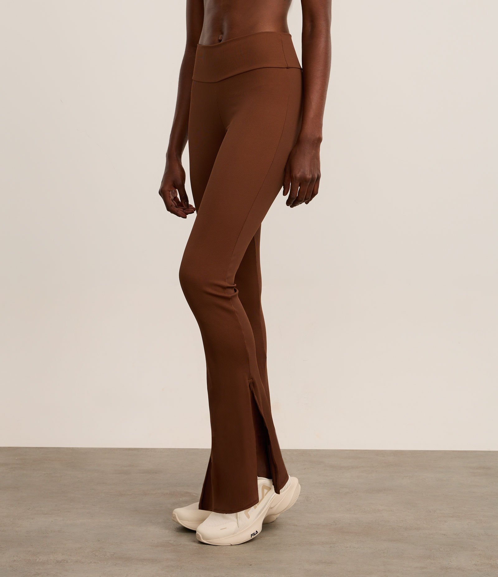Calça Flare Esportiva em Rivana Marrom 2