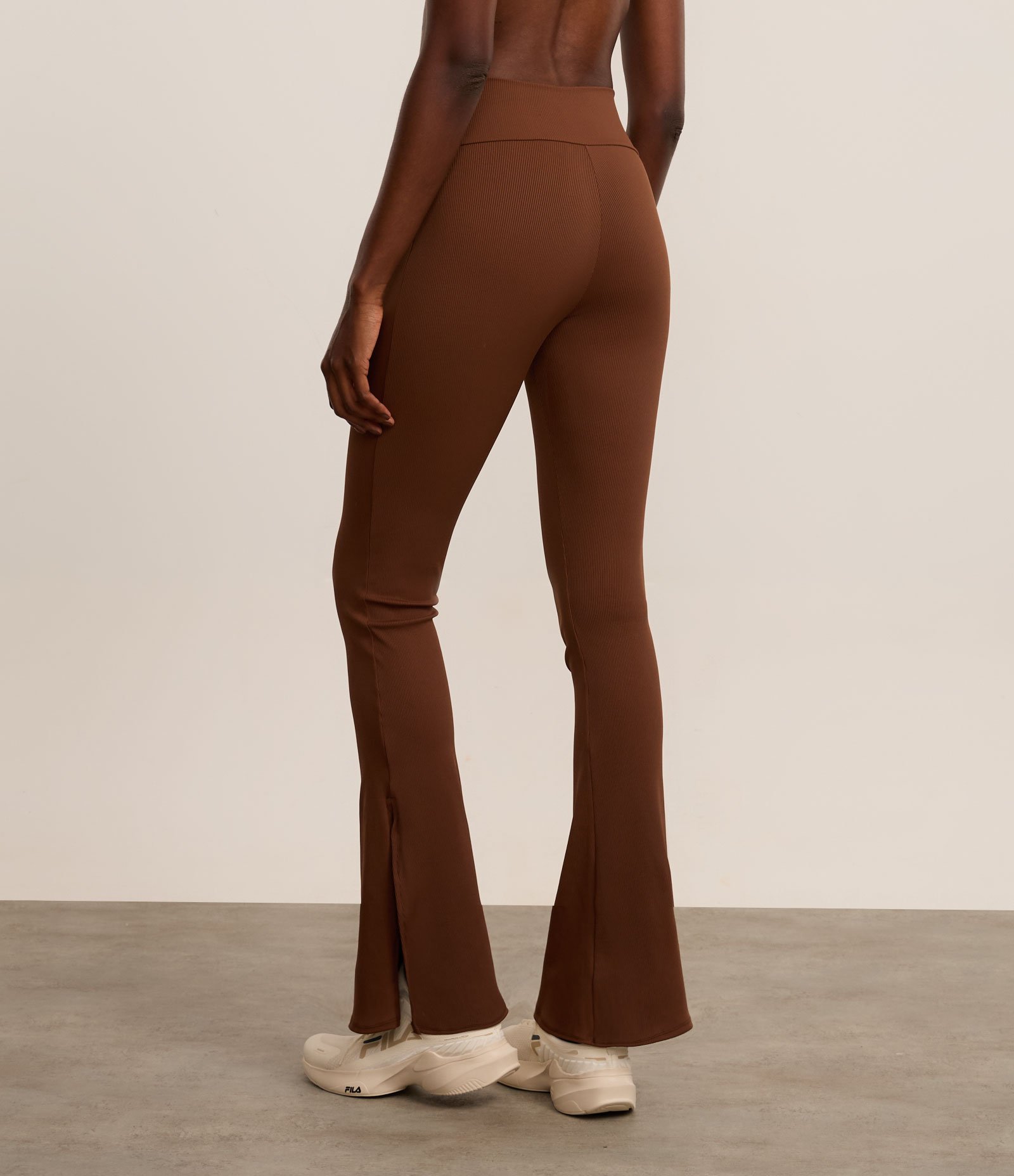 Calça Flare Esportiva em Rivana Marrom 4