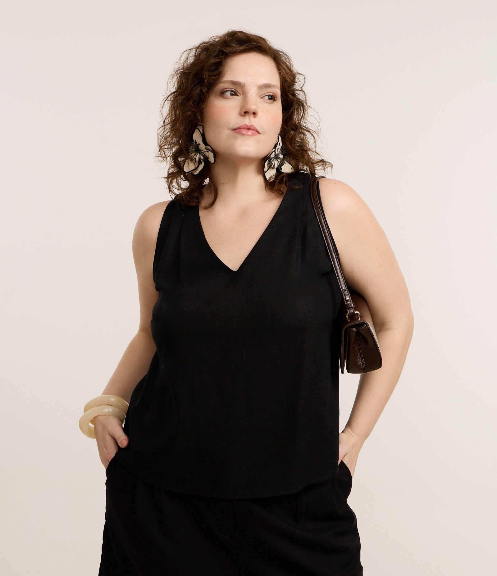 Regata em Linho Curve & Plus Size Preto 1