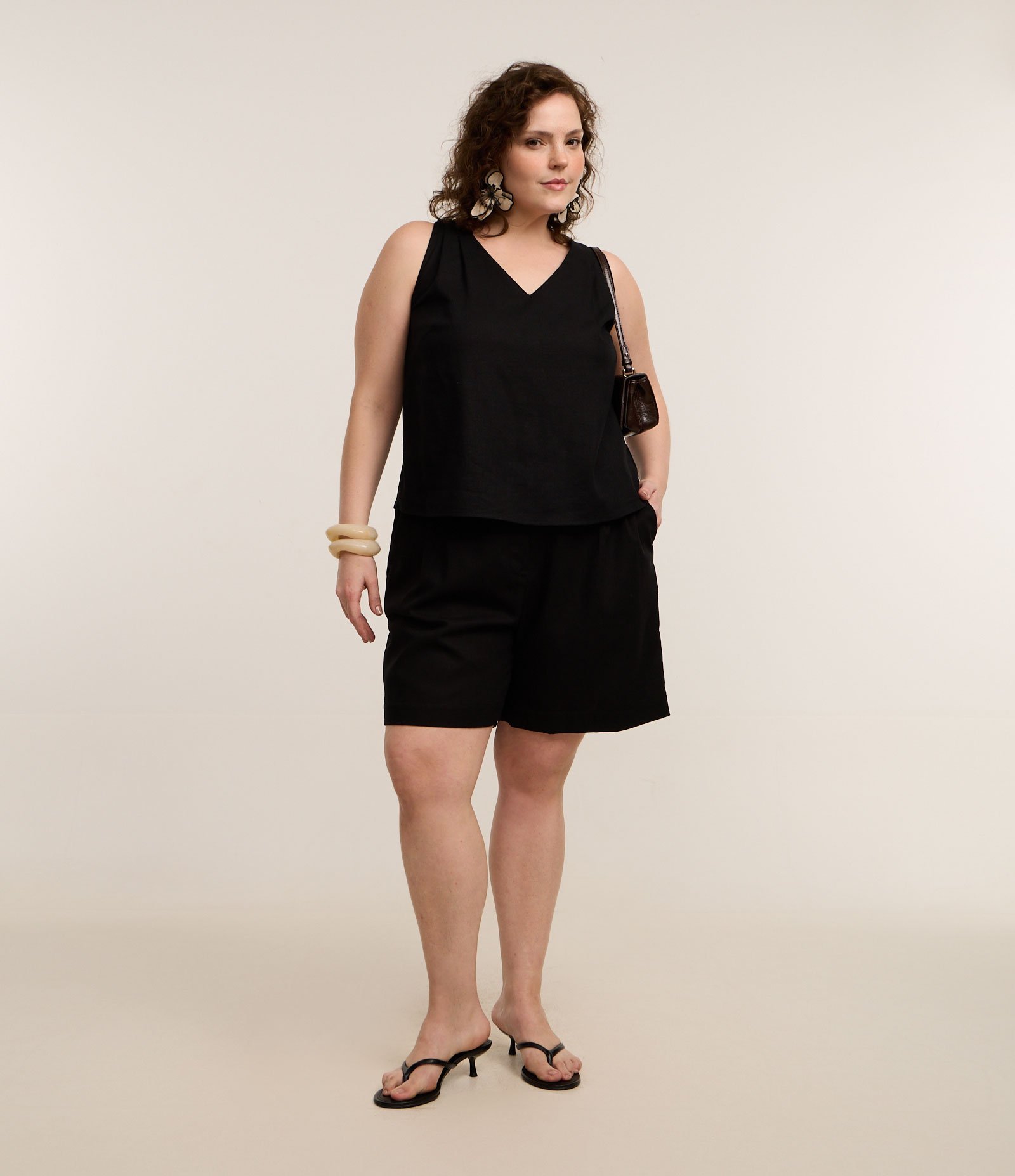 Regata em Linho Curve & Plus Size Preto 2