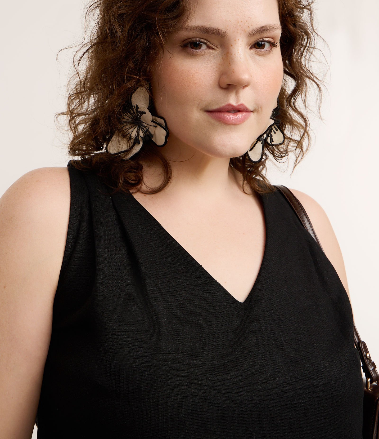 Regata em Linho Curve & Plus Size Preto 3