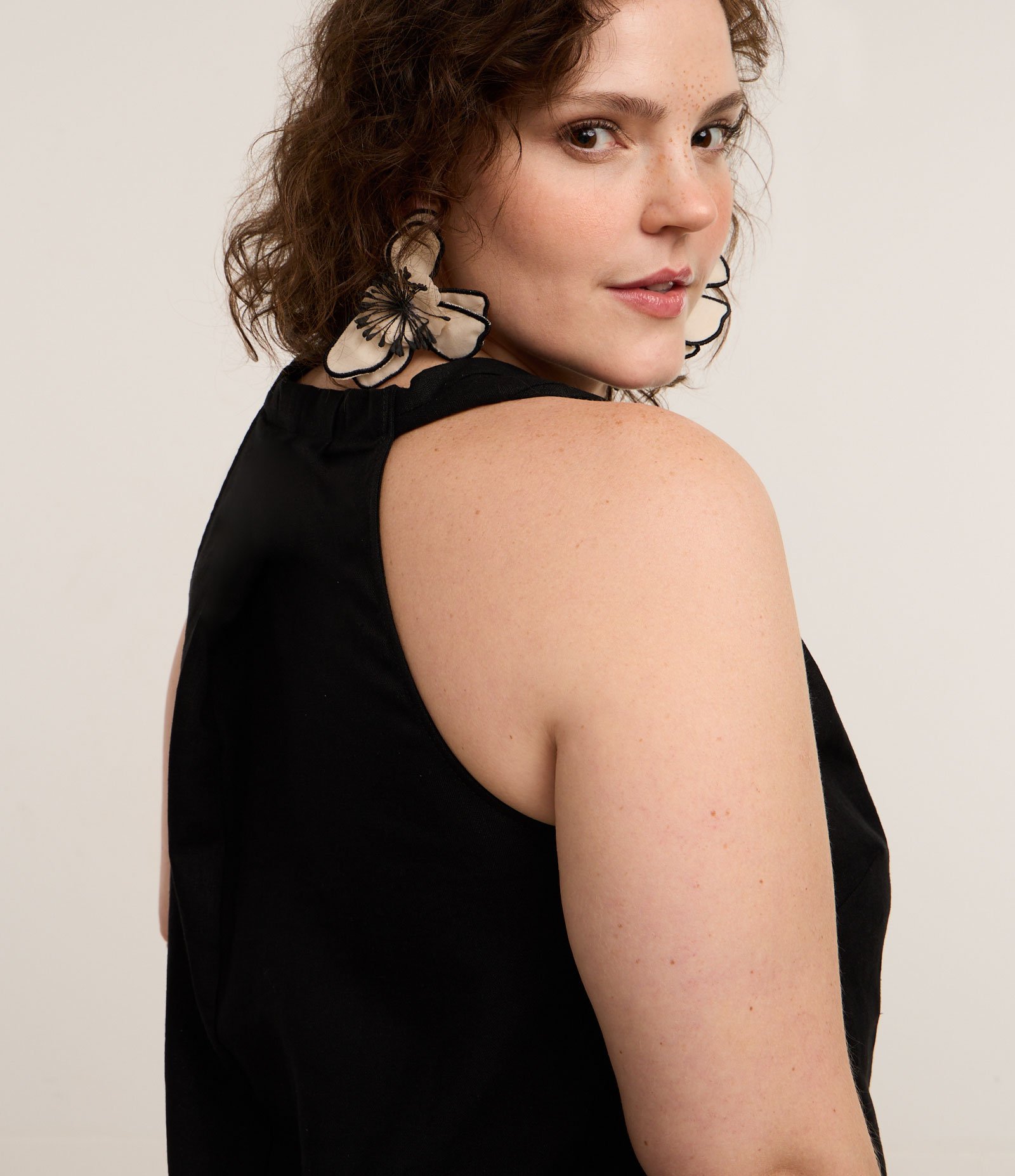 Regata em Linho Curve & Plus Size Preto 4