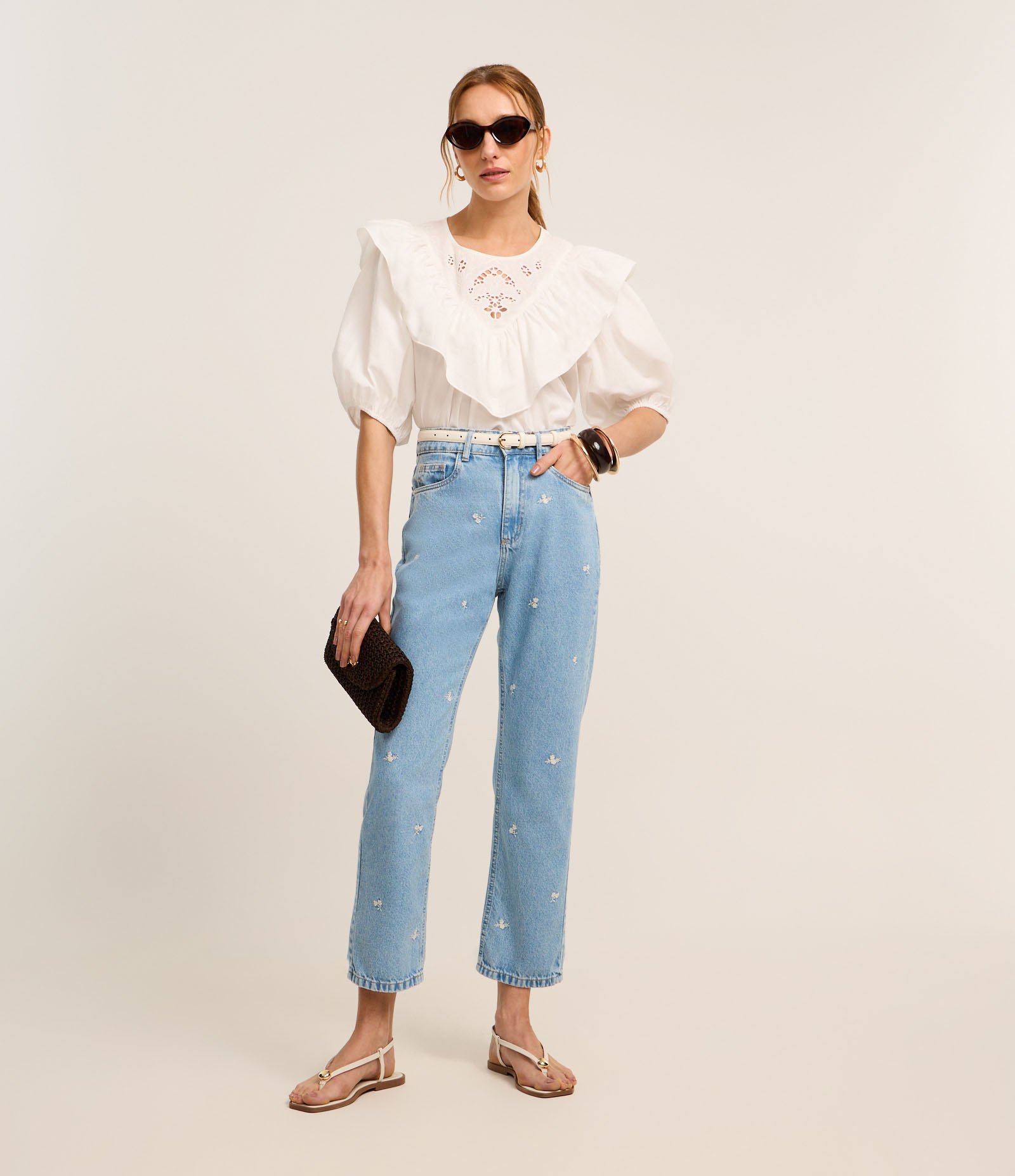 Cala Reta Cropped em Jeans com Bordados de Flores Azul 1