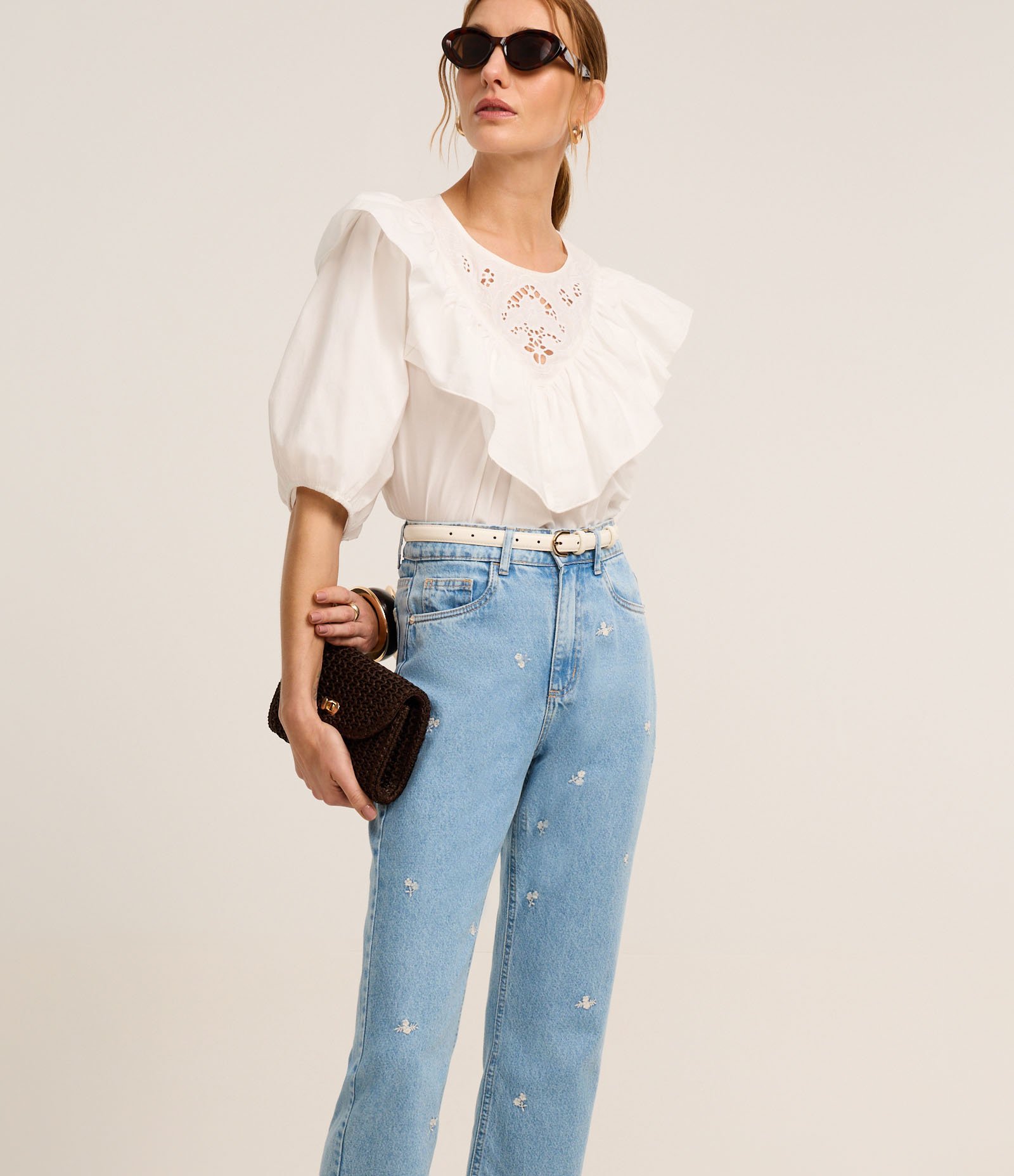 Cala Reta Cropped em Jeans com Bordados de Flores Azul 2