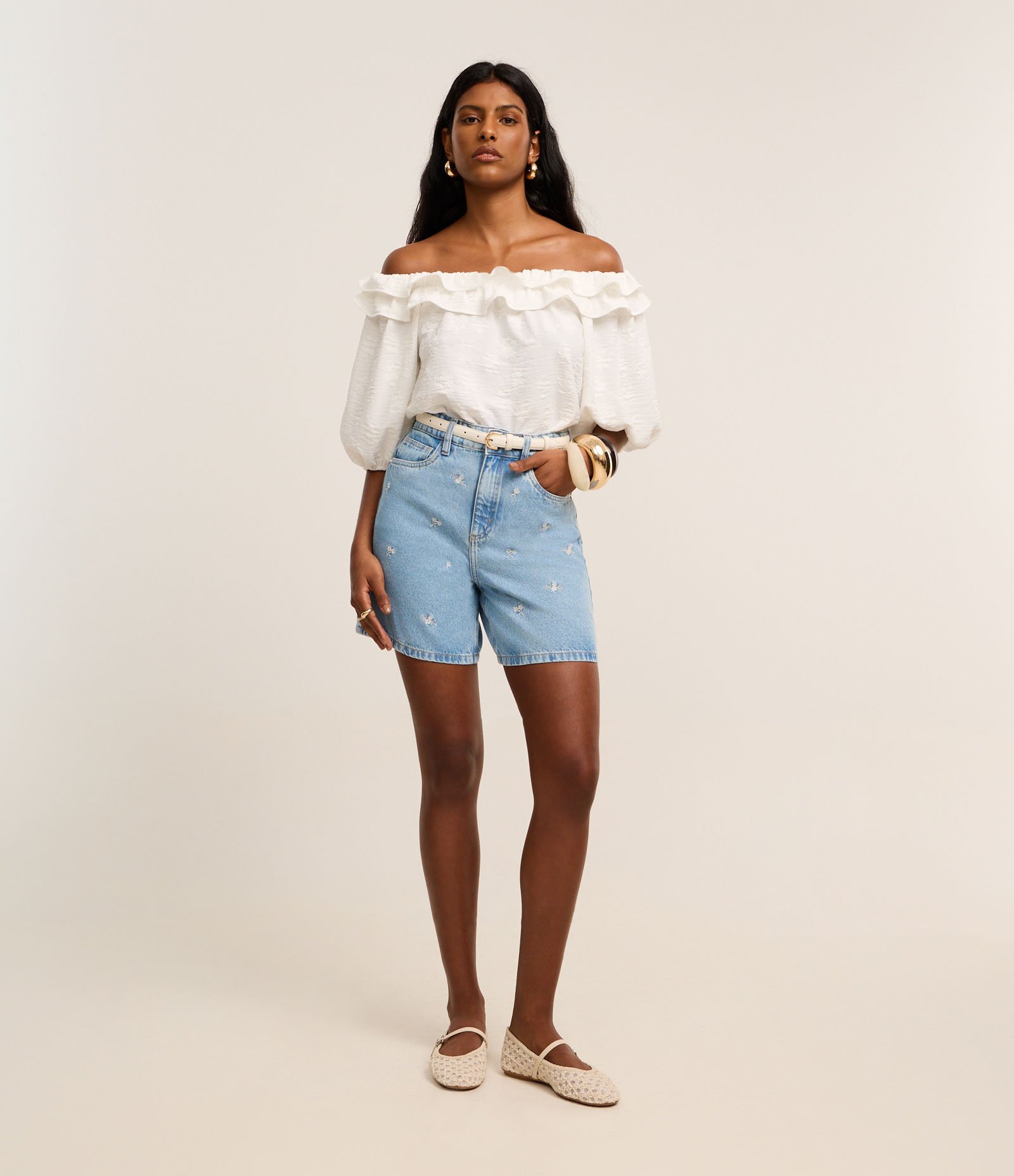 Short Cintura Alta em Jeans com Bordado Floral Claro 2