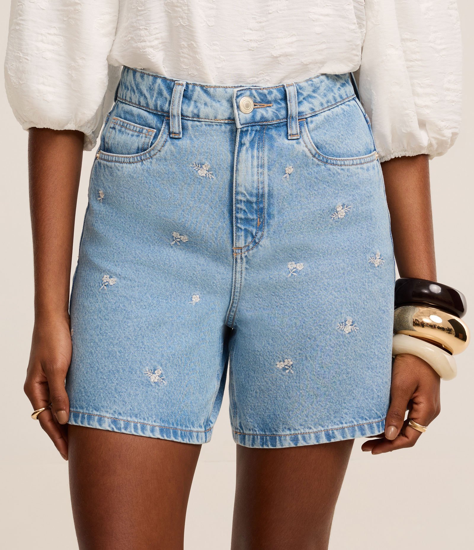 Short Cintura Alta em Jeans com Bordado Floral Claro 3