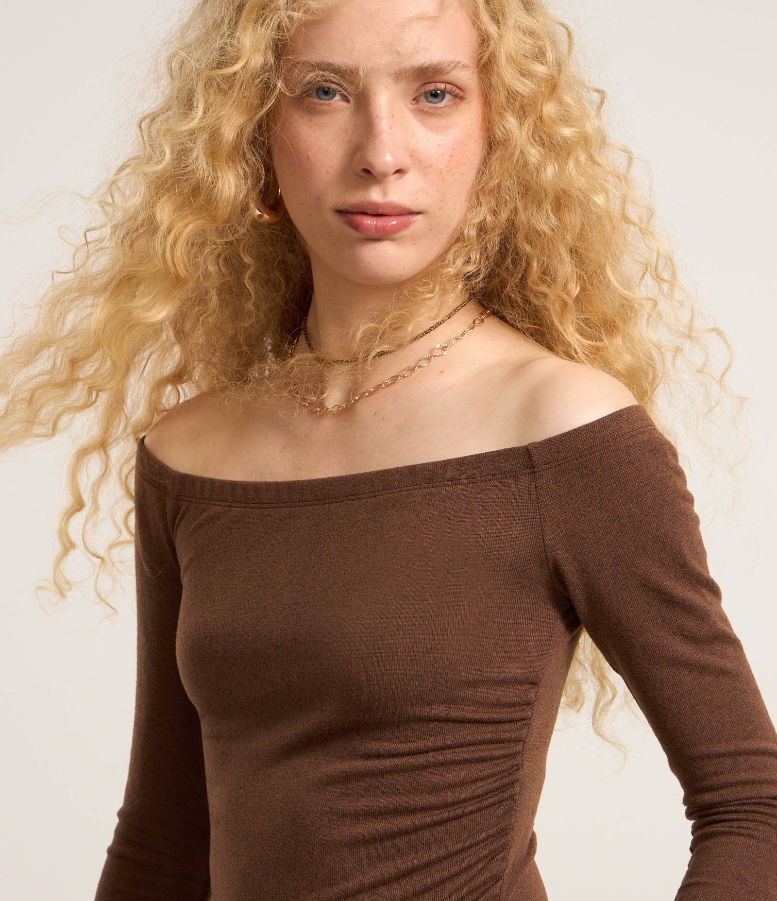 Blusa em Tricô com Decote Ombro a Ombro Marrom 4