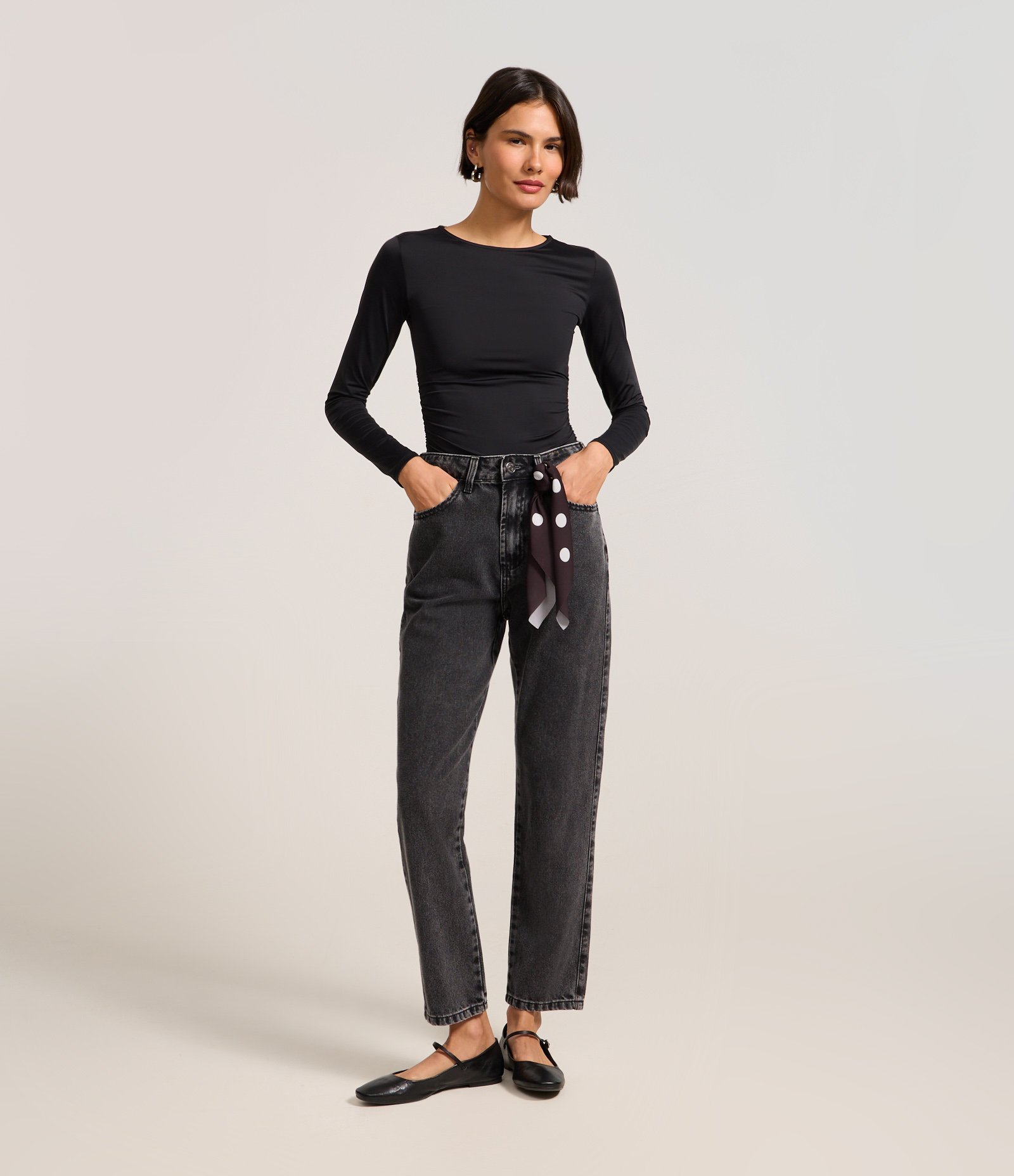 Calça Mom Comfort em Jeans com Lenço Poá Preto 1