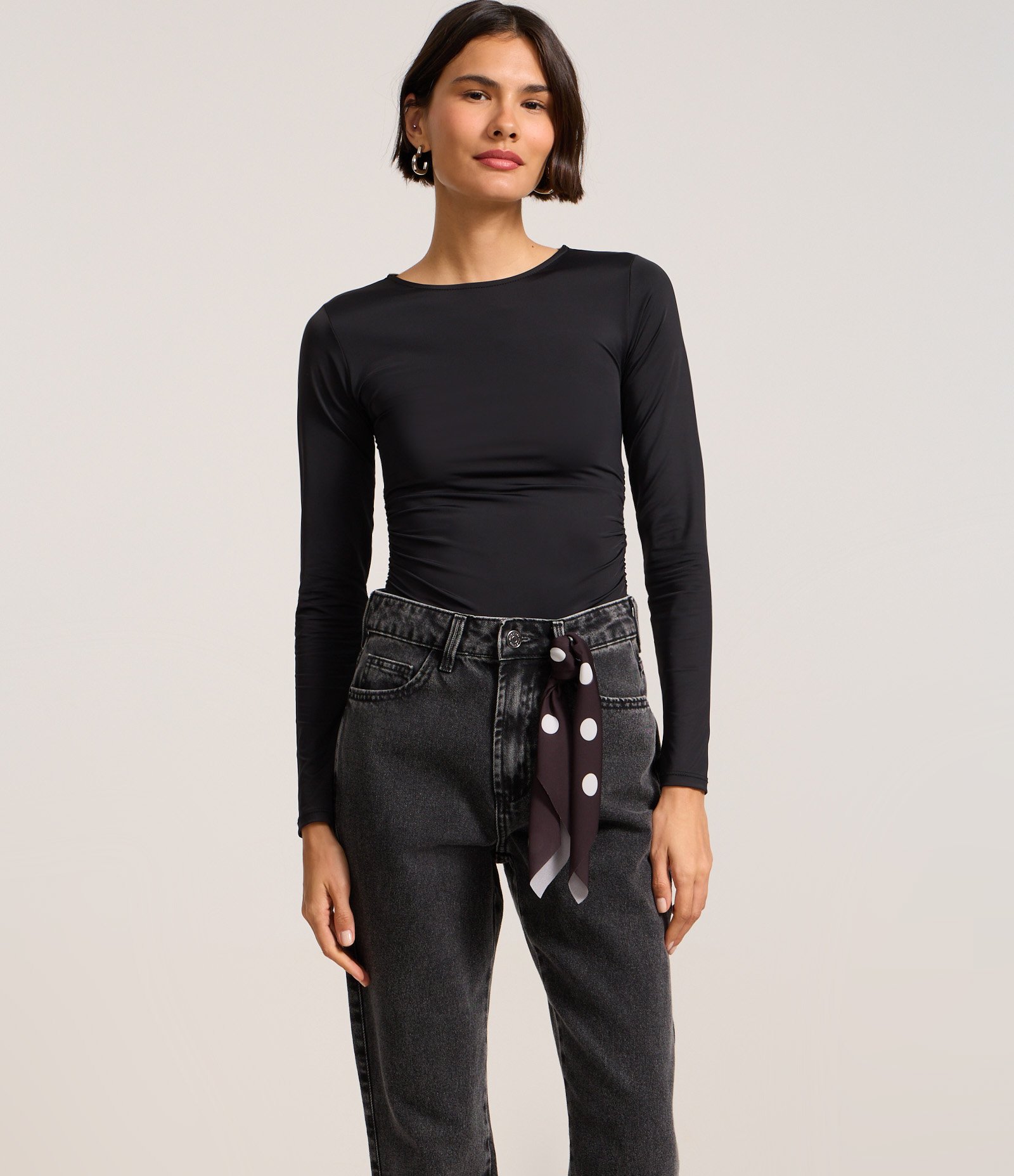 Calça Mom Comfort em Jeans com Lenço Poá Preto 2