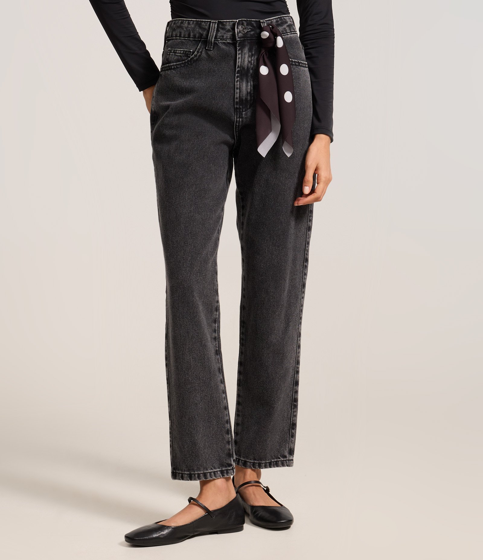Calça Mom Comfort em Jeans com Lenço Poá Preto 3