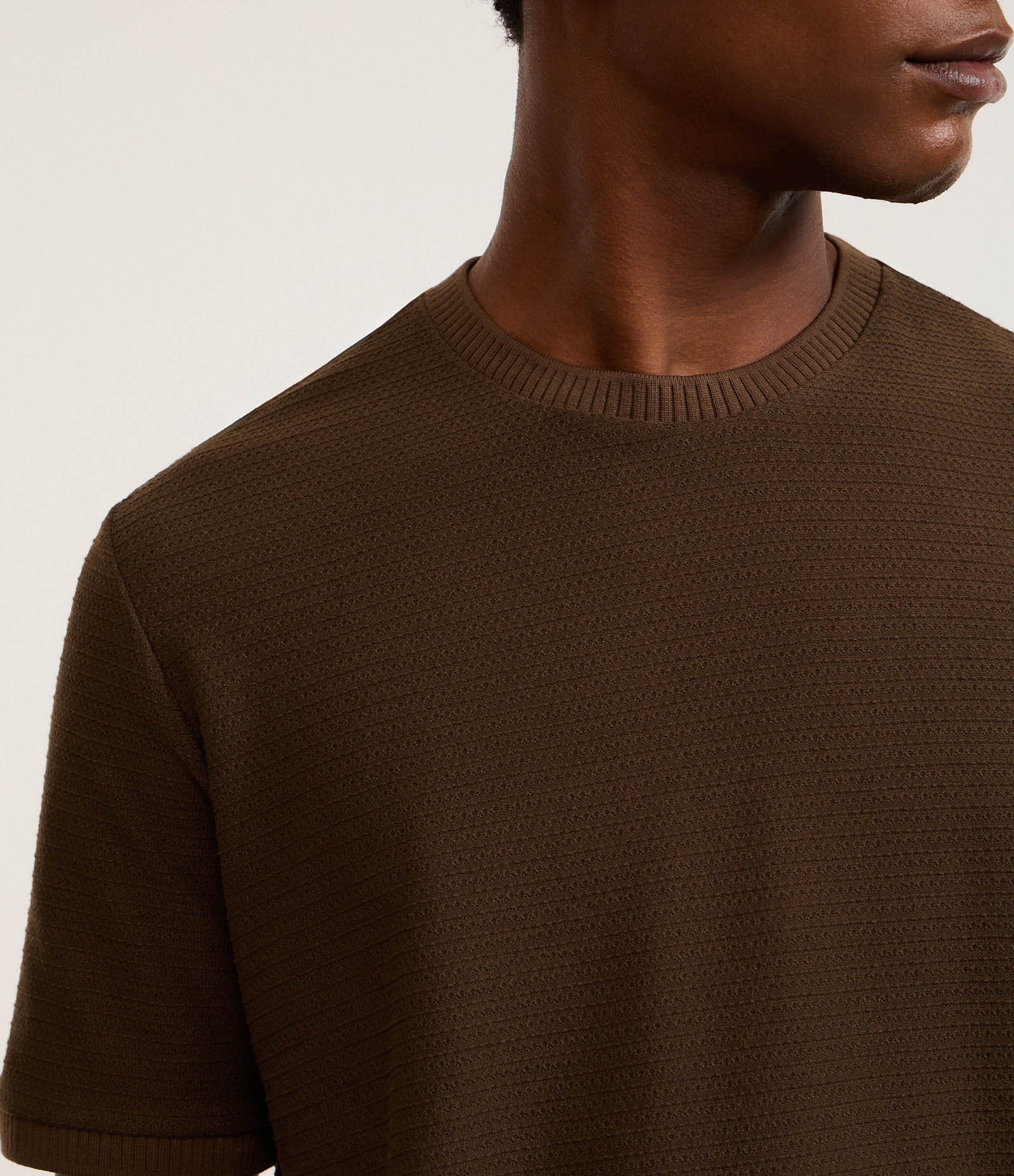 Camiseta Texturizada com Algodão e Gola Redonda Marrom 3