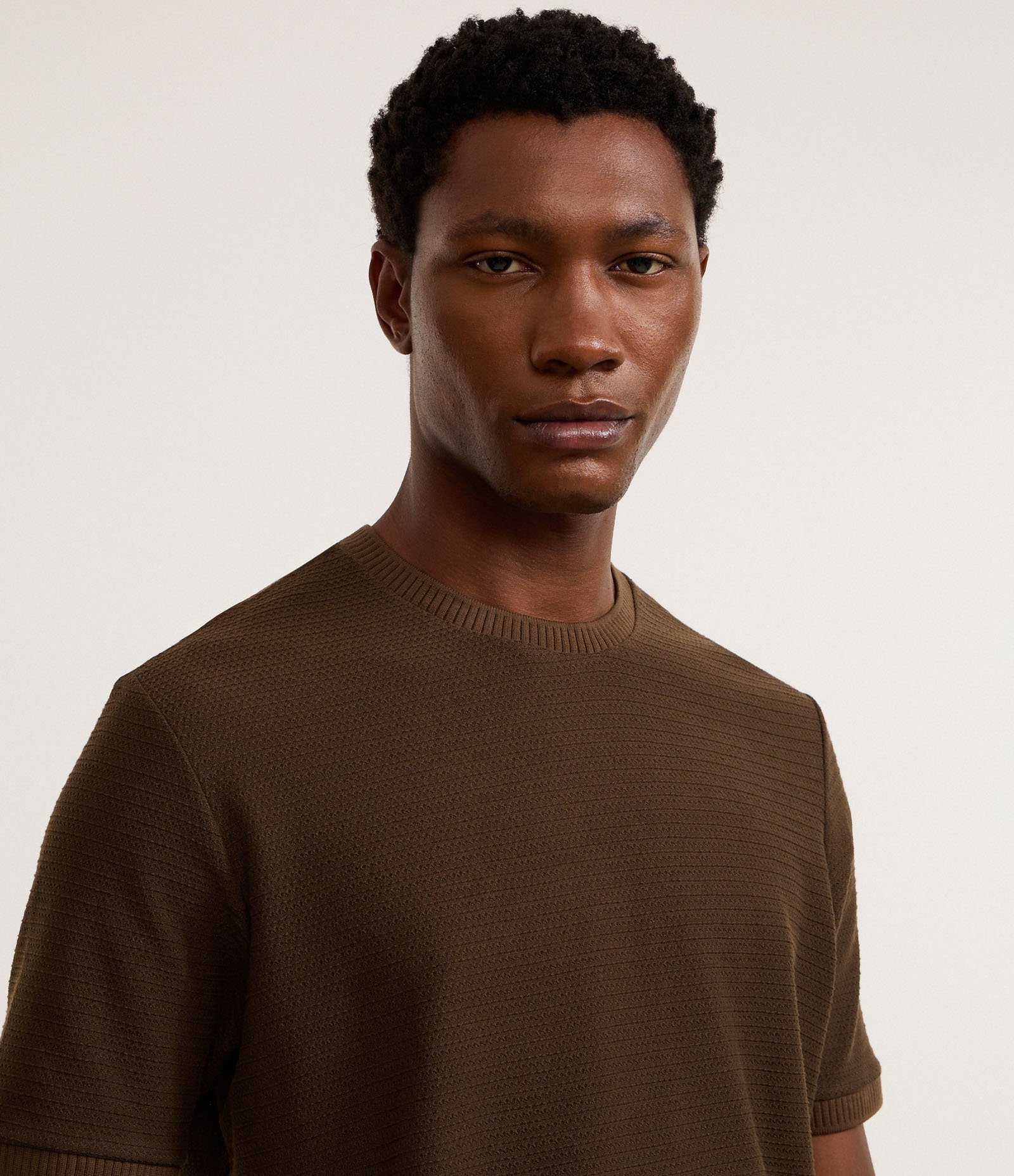 Camiseta Texturizada com Algodão e Gola Redonda Marrom 4