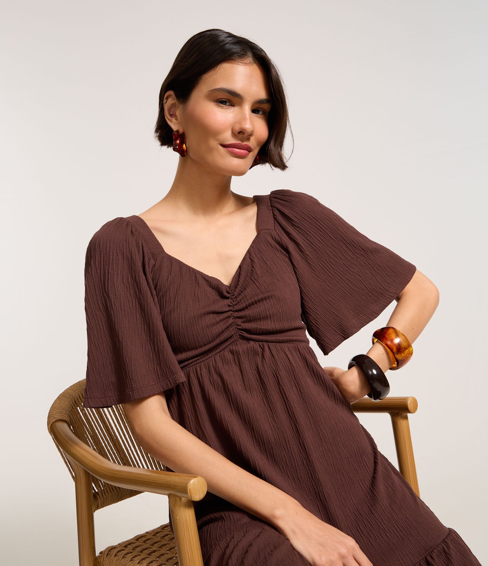 Vestido Curto Texturizado com Decote Coração Marrom 1