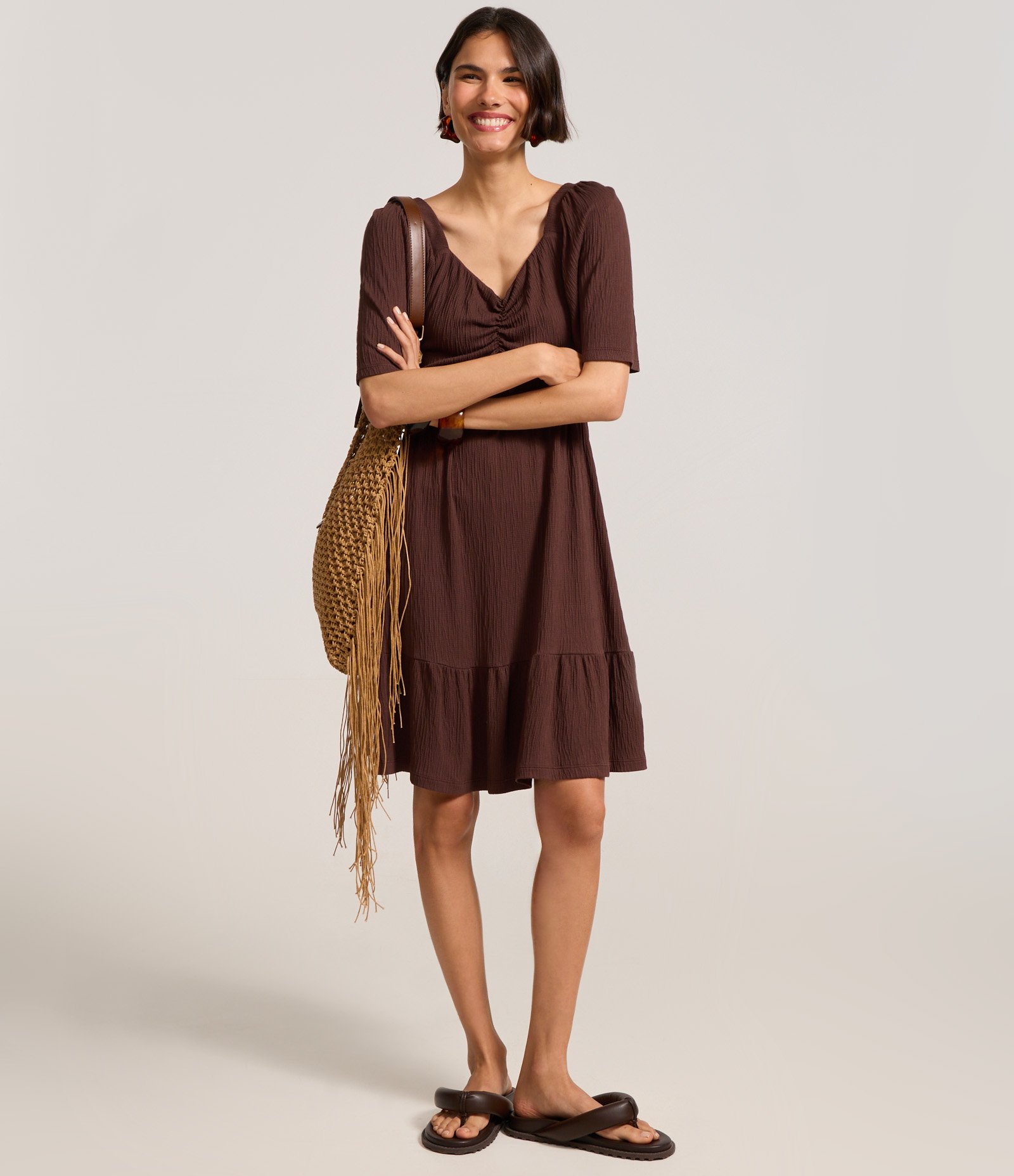 Vestido Curto Texturizado com Decote Coração Marrom 2