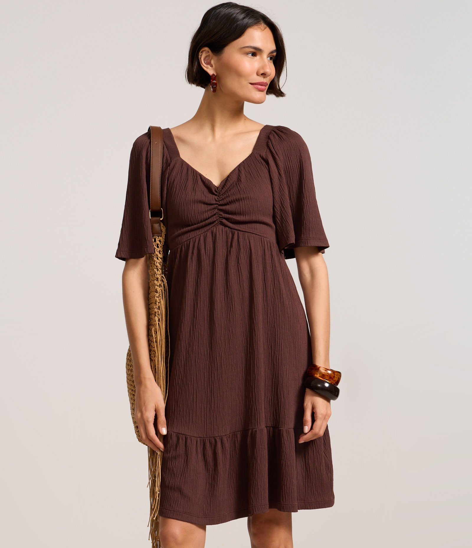 Vestido Curto Texturizado com Decote Coração Marrom 3