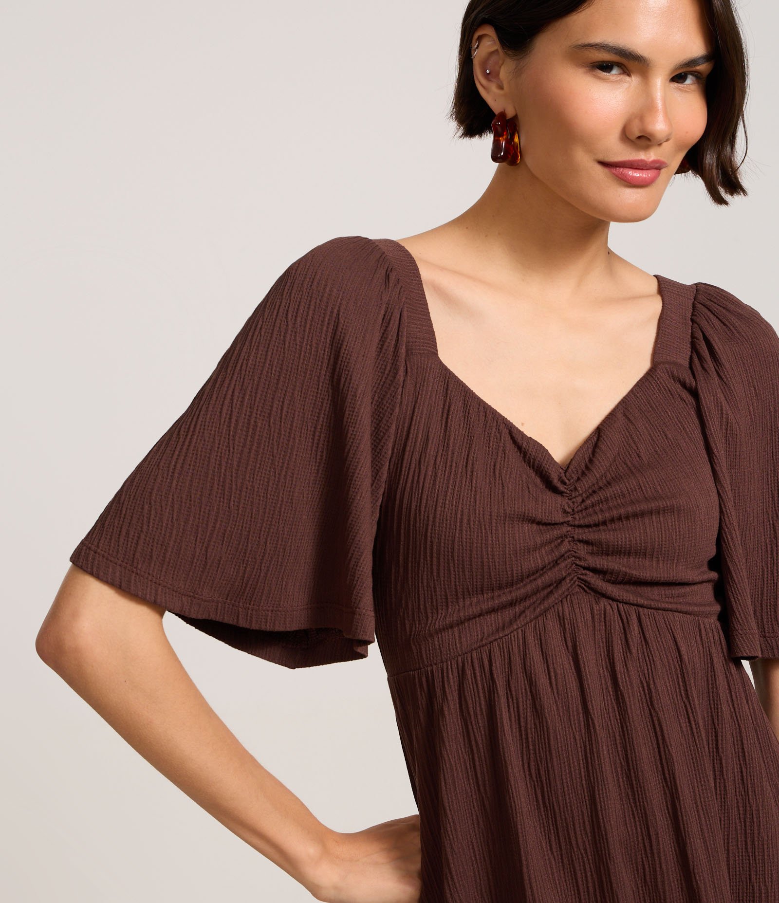 Vestido Curto Texturizado com Decote Coração Marrom 4