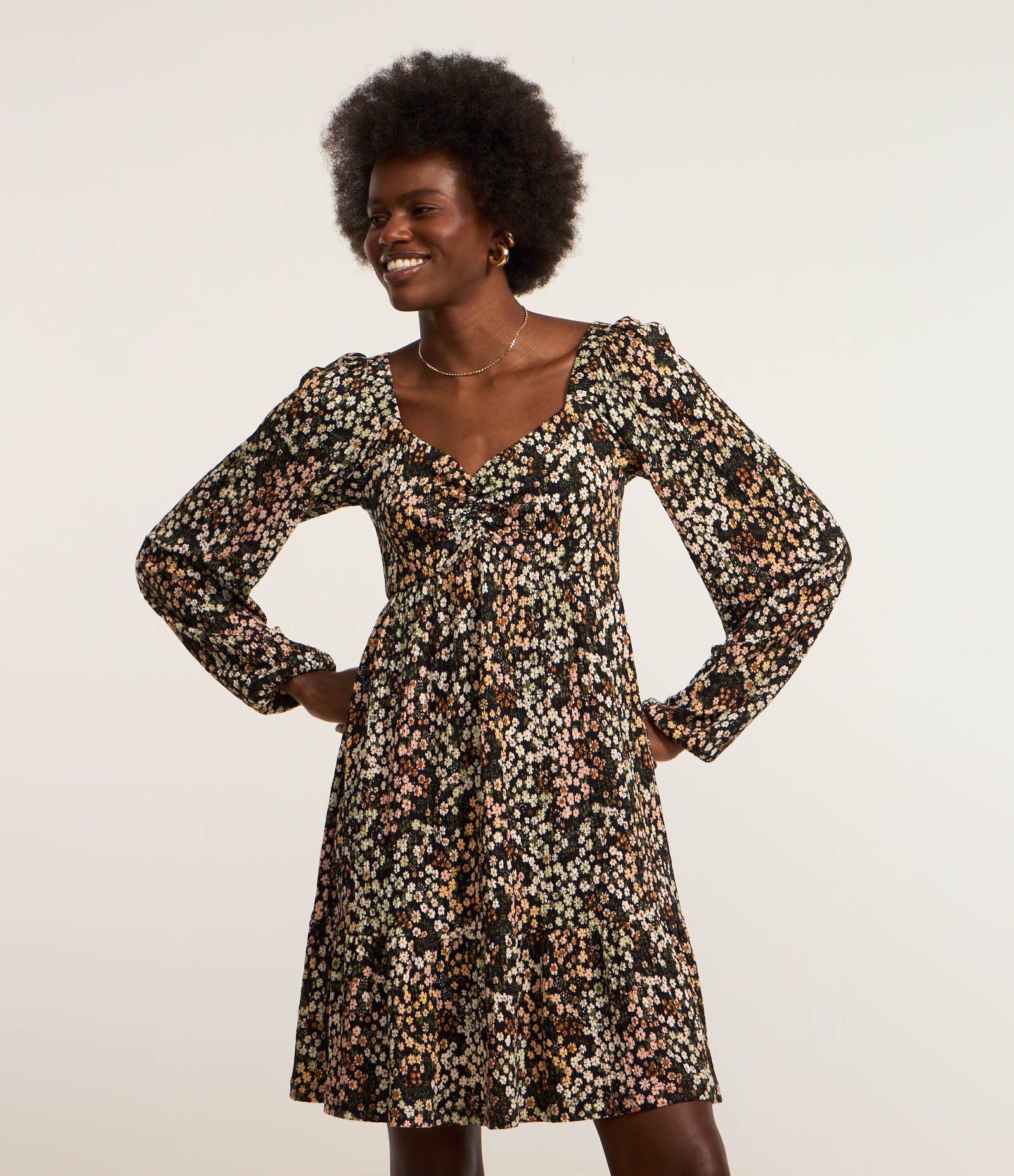 Vestido Curto em Viscose Texturizada e Estampa Floral Liberty Preto 1