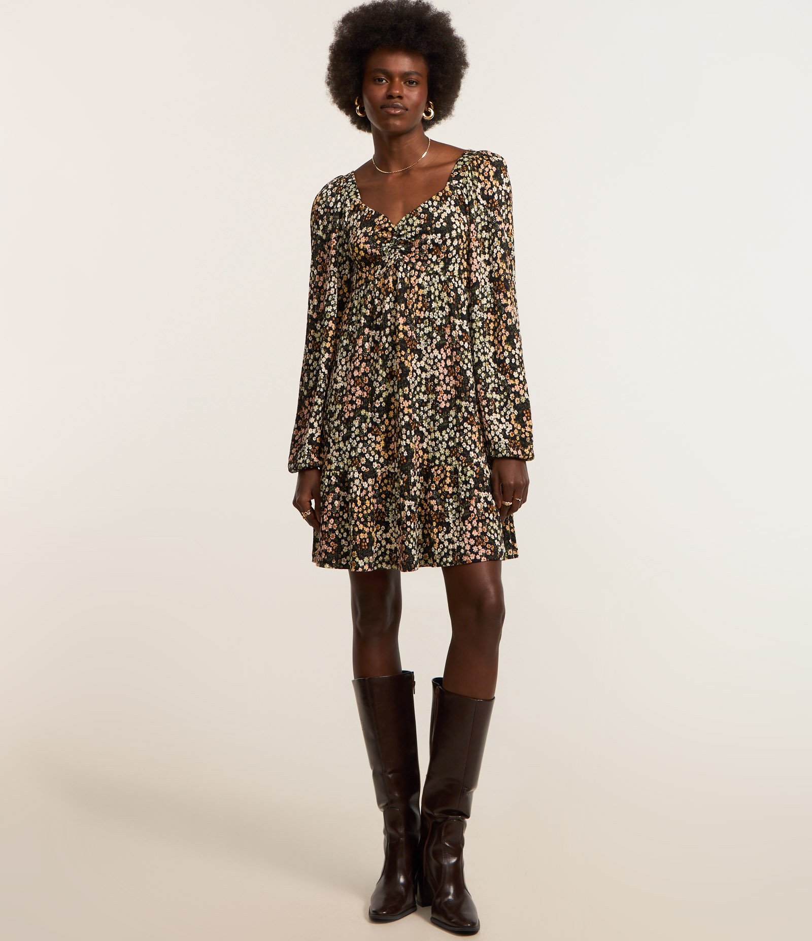 Vestido Curto em Viscose Texturizada e Estampa Floral Liberty Preto 2